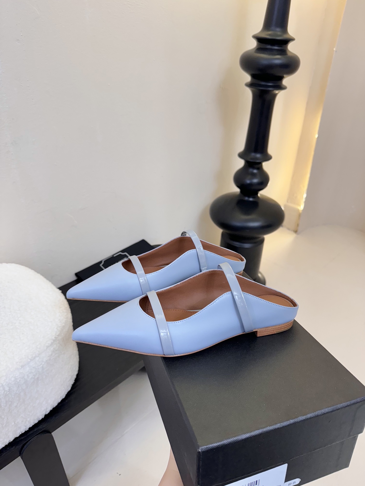 
【Malone Souliers】中跟半拖。喜欢过通混搭不同触感和地质的材料达到一种平的衡感觉。鞋面采