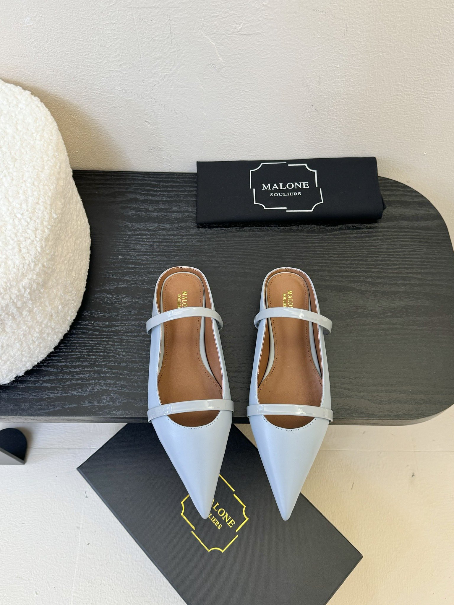 
【Malone Souliers】中跟半拖。喜欢过通混搭不同触感和地质的材料达到一种平的衡感觉。鞋面采