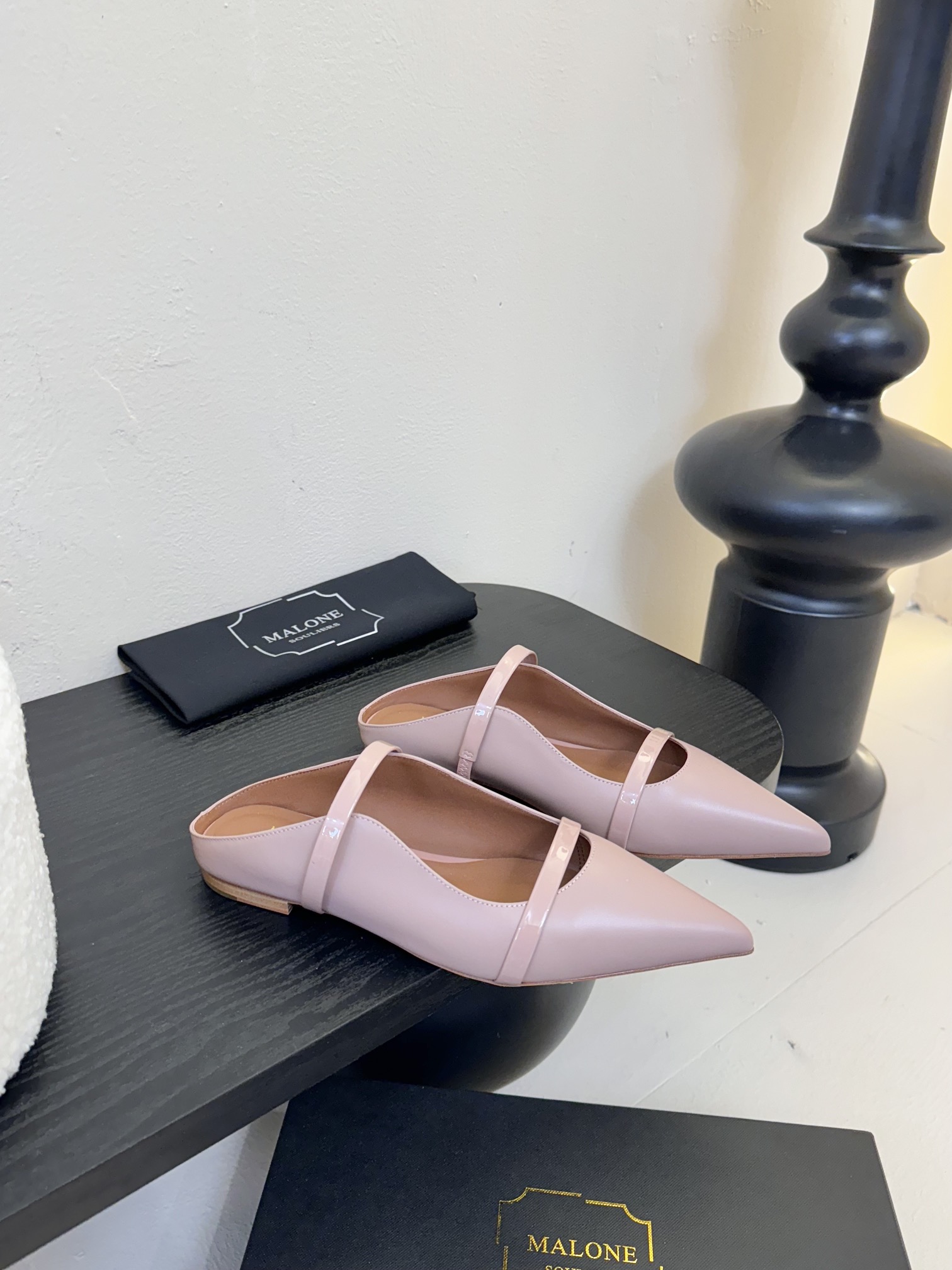 
【Malone Souliers】中跟半拖。喜欢过通混搭不同触感和地质的材料达到一种平的衡感觉。鞋面采