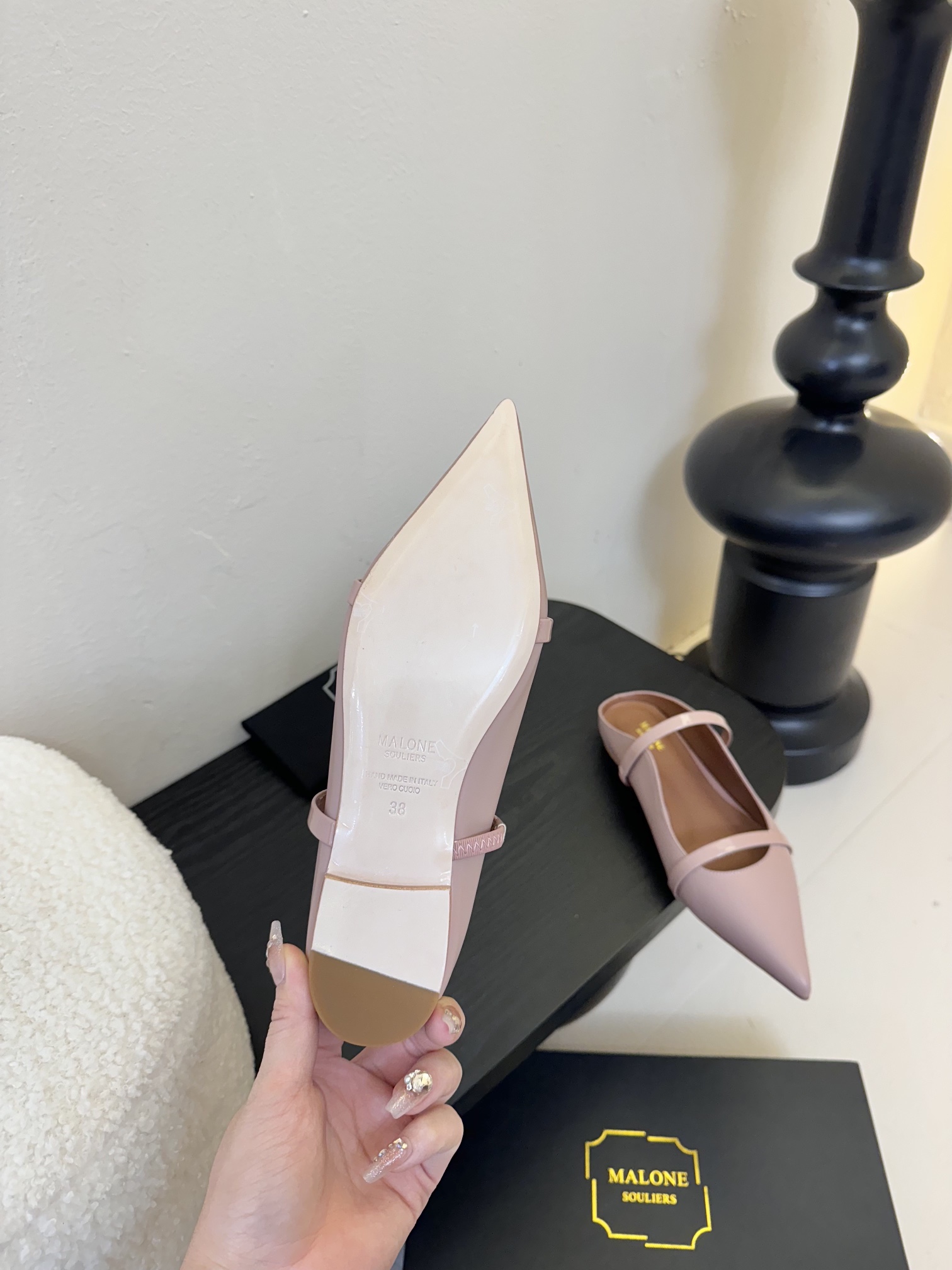 
【Malone Souliers】中跟半拖。喜欢过通混搭不同触感和地质的材料达到一种平的衡感觉。鞋面采