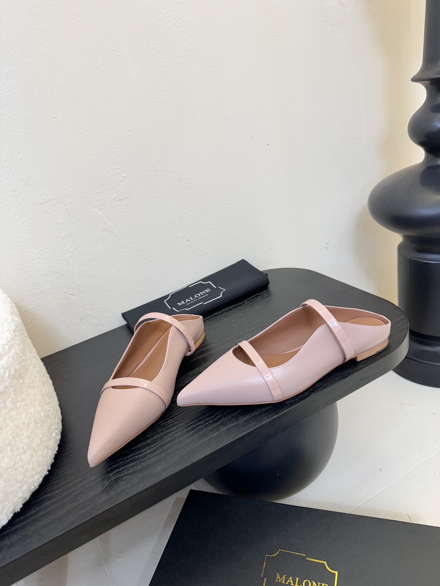 
【Malone Souliers】中跟半拖。喜欢过通混搭不同触感和地质的材料达到一种平的衡感觉。鞋面采