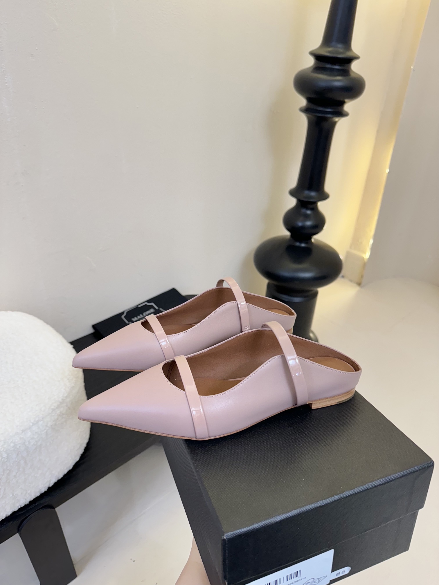 
【Malone Souliers】中跟半拖。喜欢过通混搭不同触感和地质的材料达到一种平的衡感觉。鞋面采