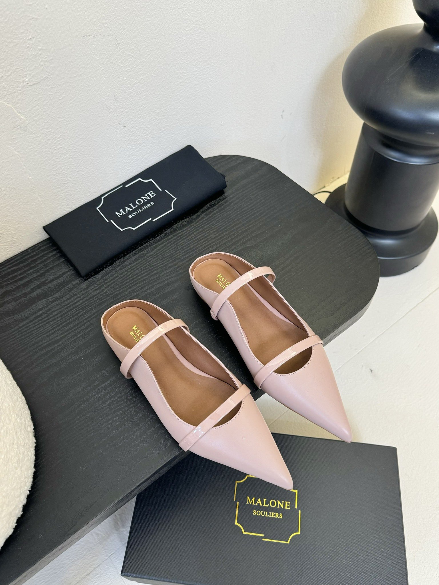 
【Malone Souliers】中跟半拖。喜欢过通混搭不同触感和地质的材料达到一种平的衡感觉。鞋面采