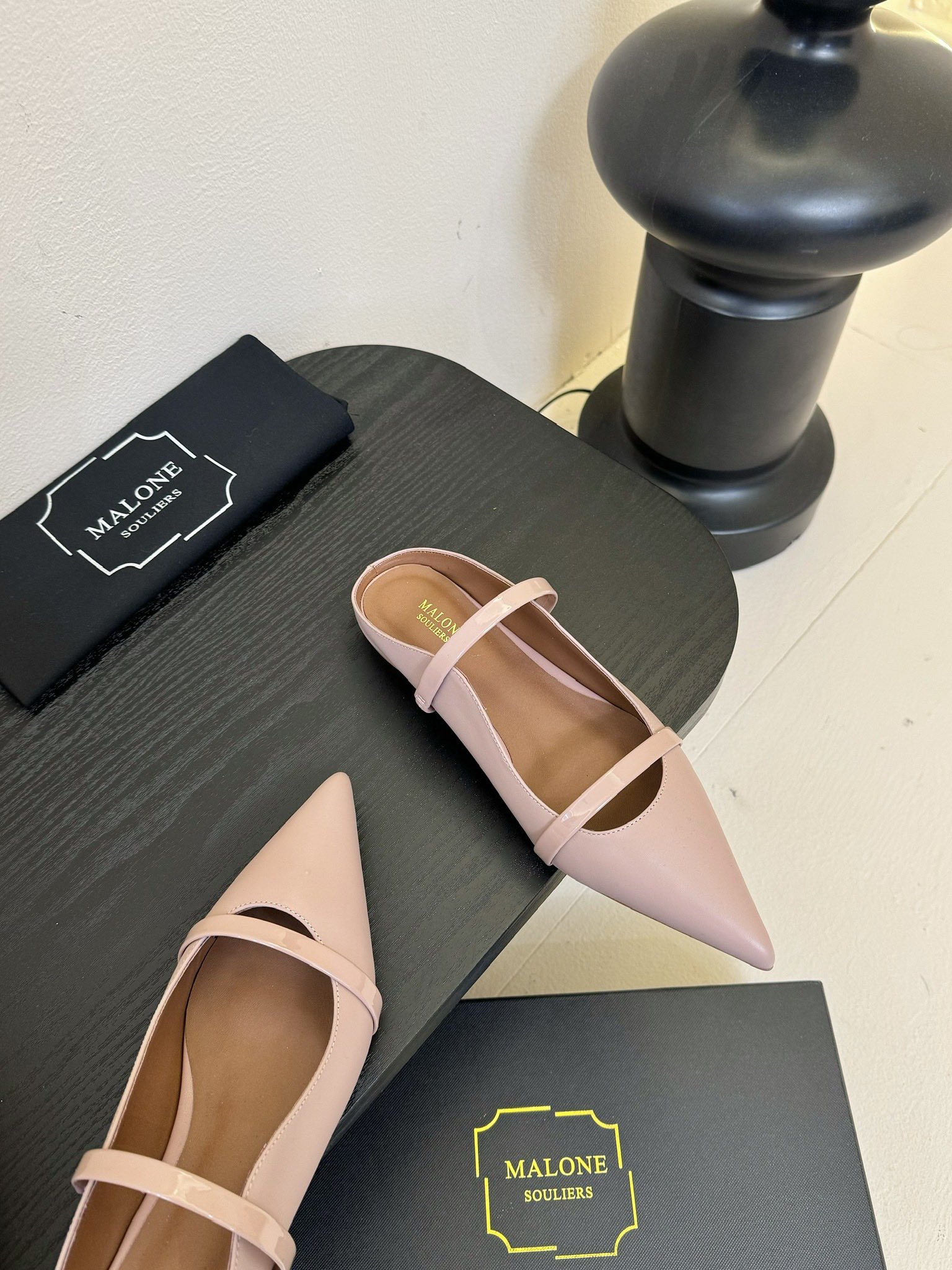 
【Malone Souliers】中跟半拖。喜欢过通混搭不同触感和地质的材料达到一种平的衡感觉。鞋面采