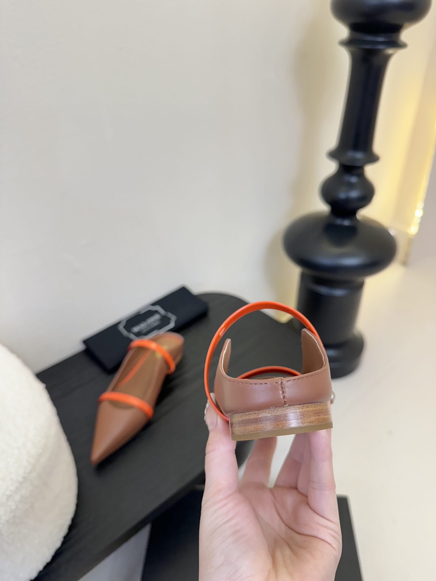 
【Malone Souliers】中跟半拖。喜欢过通混搭不同触感和地质的材料达到一种平的衡感觉。鞋面采