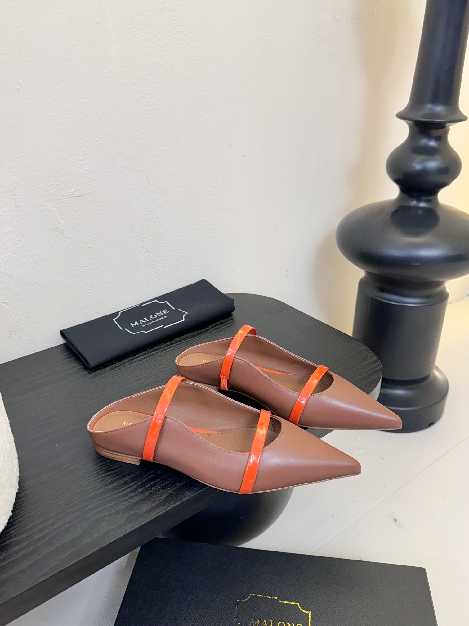 
【Malone Souliers】中跟半拖。喜欢过通混搭不同触感和地质的材料达到一种平的衡感觉。鞋面采