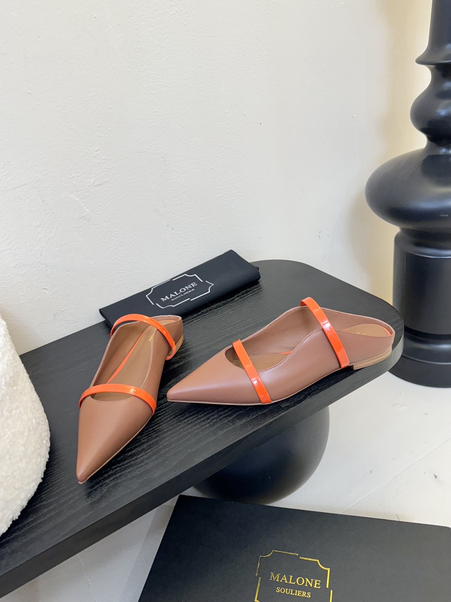 
【Malone Souliers】中跟半拖。喜欢过通混搭不同触感和地质的材料达到一种平的衡感觉。鞋面采