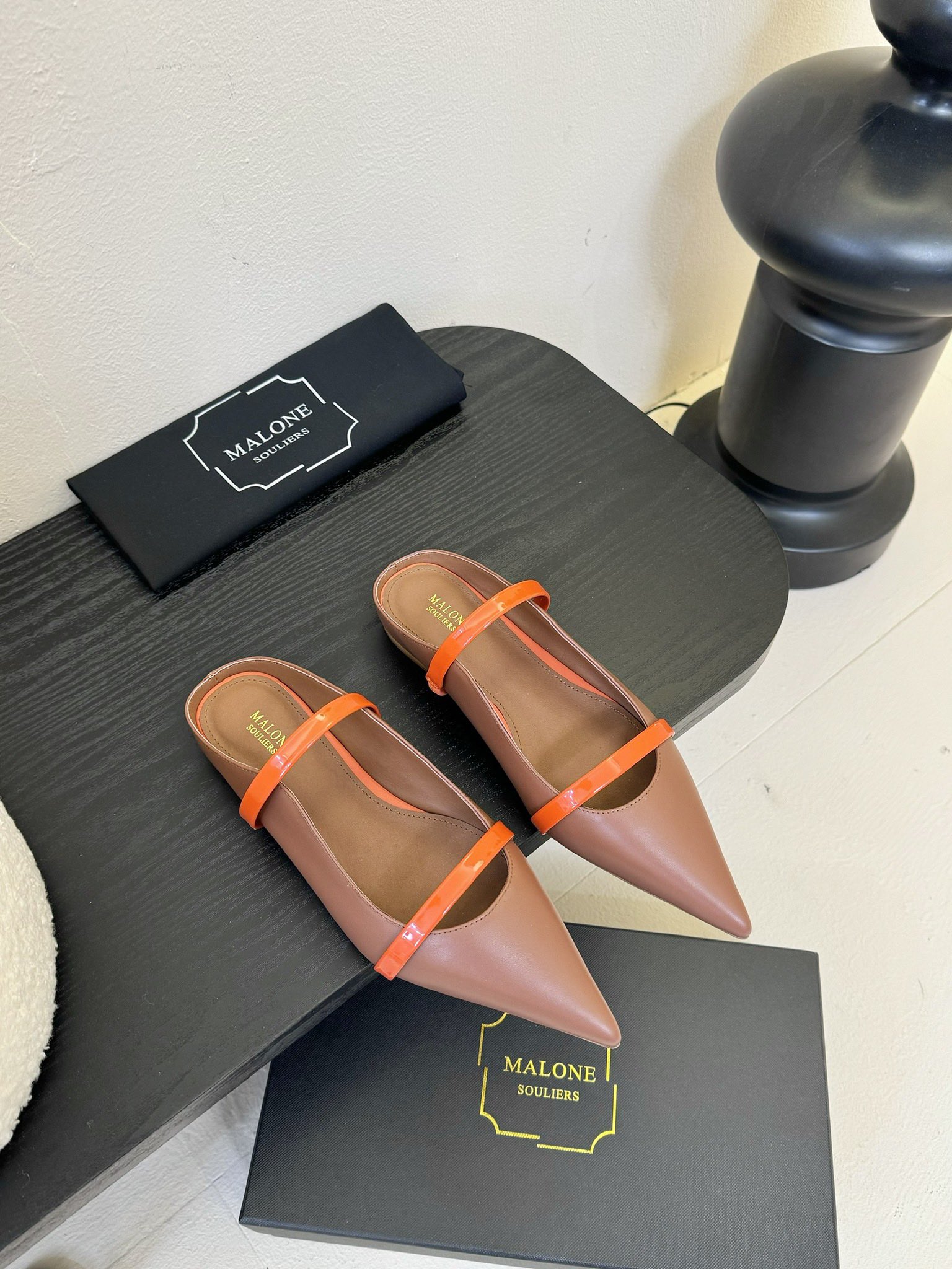 
【Malone Souliers】中跟半拖。喜欢过通混搭不同触感和地质的材料达到一种平的衡感觉。鞋面采