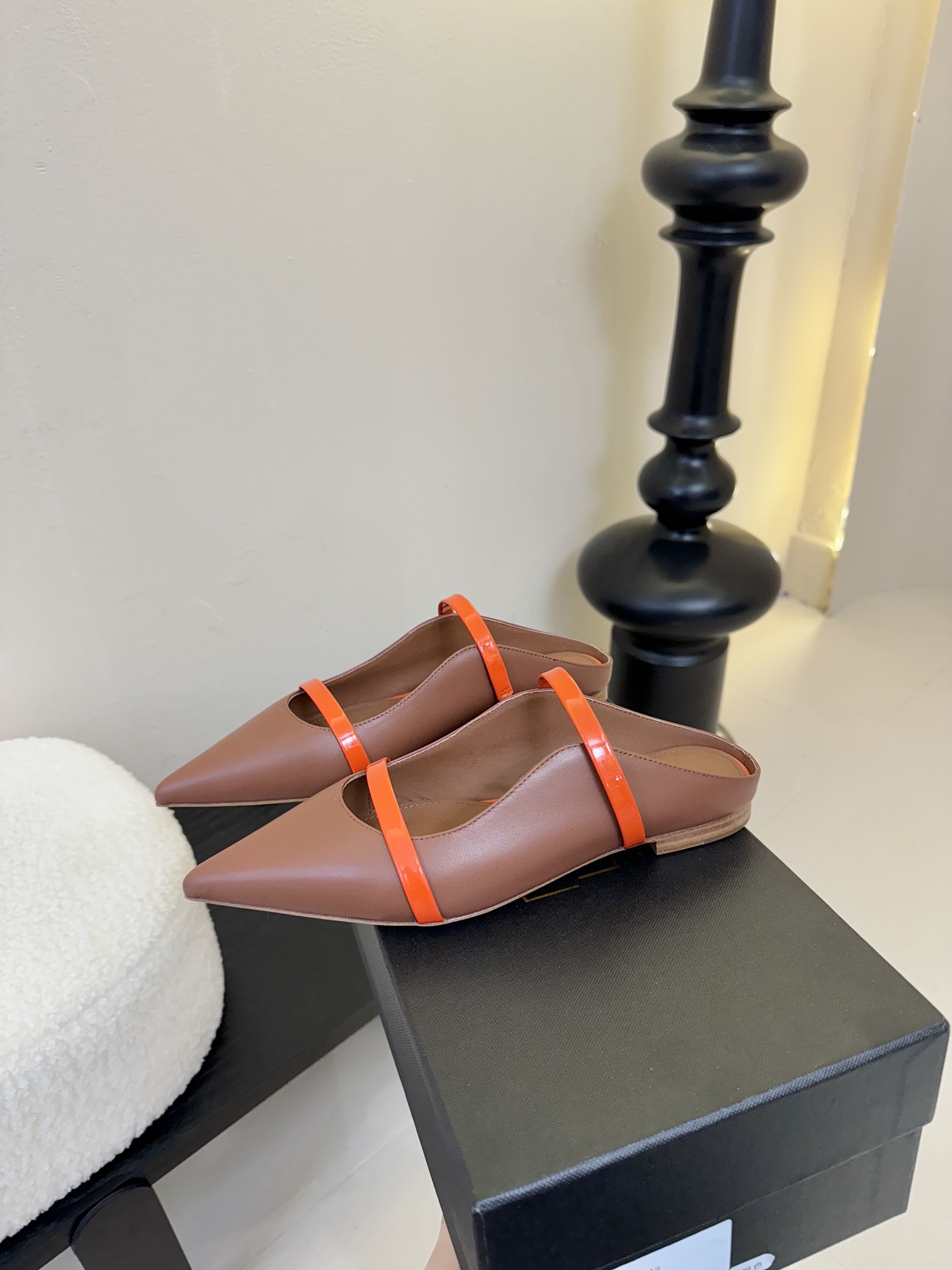 
【Malone Souliers】中跟半拖。喜欢过通混搭不同触感和地质的材料达到一种平的衡感觉。鞋面采