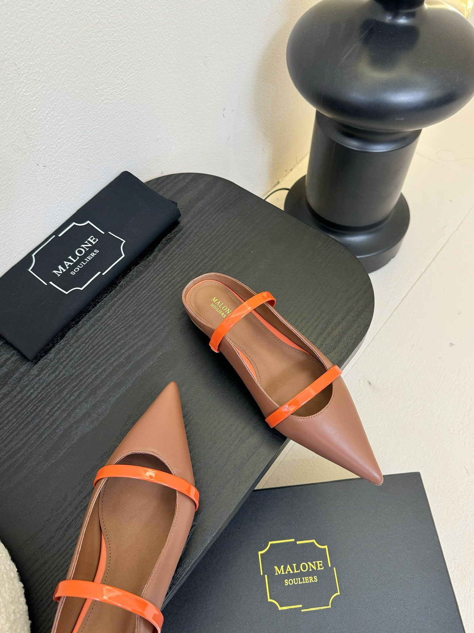 
【Malone Souliers】中跟半拖。喜欢过通混搭不同触感和地质的材料达到一种平的衡感觉。鞋面采