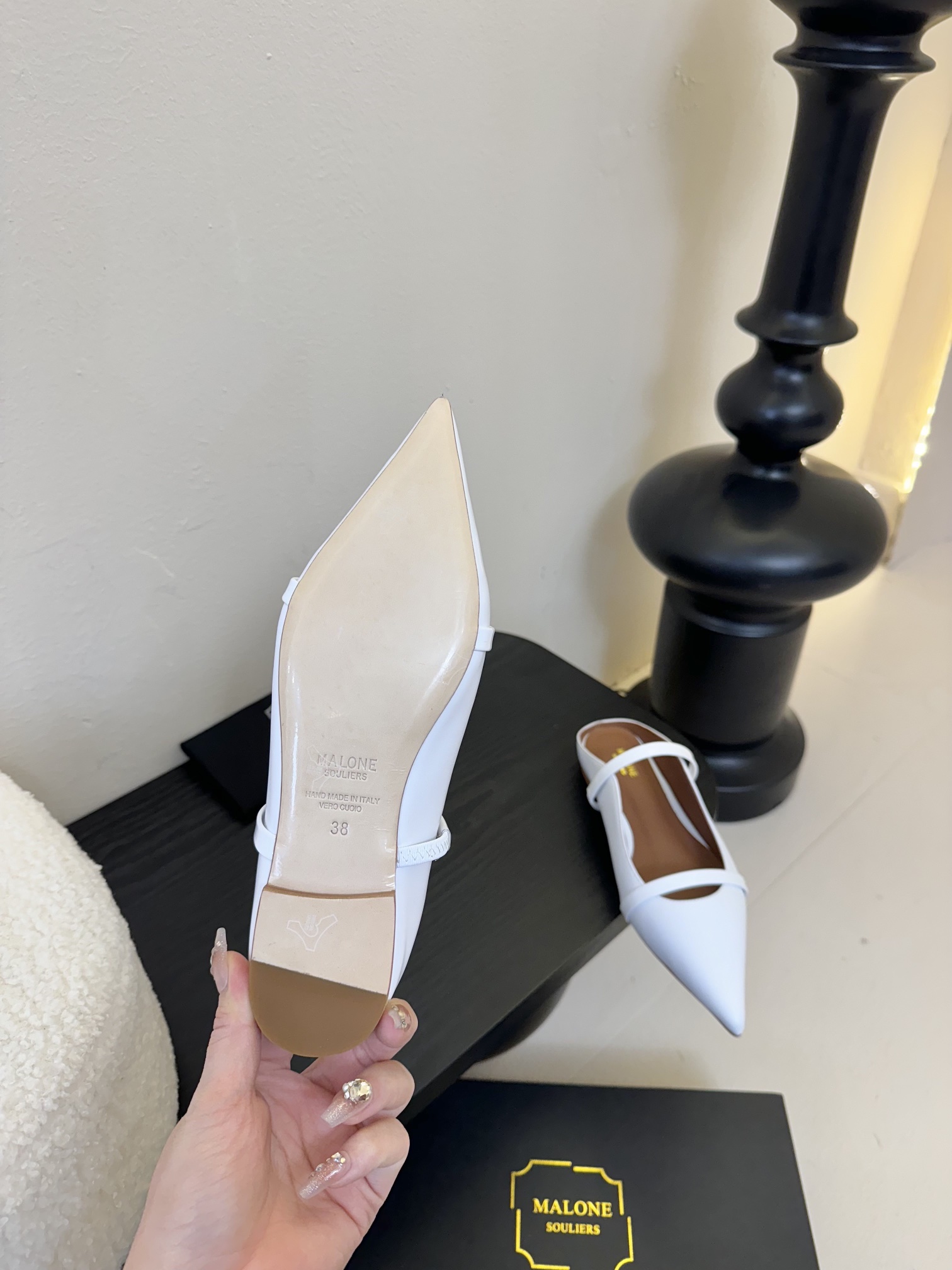 
【Malone Souliers】中跟半拖。喜欢过通混搭不同触感和地质的材料达到一种平的衡感觉。鞋面采