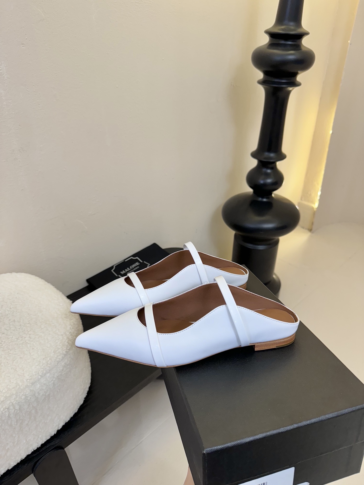 
【Malone Souliers】中跟半拖。喜欢过通混搭不同触感和地质的材料达到一种平的衡感觉。鞋面采