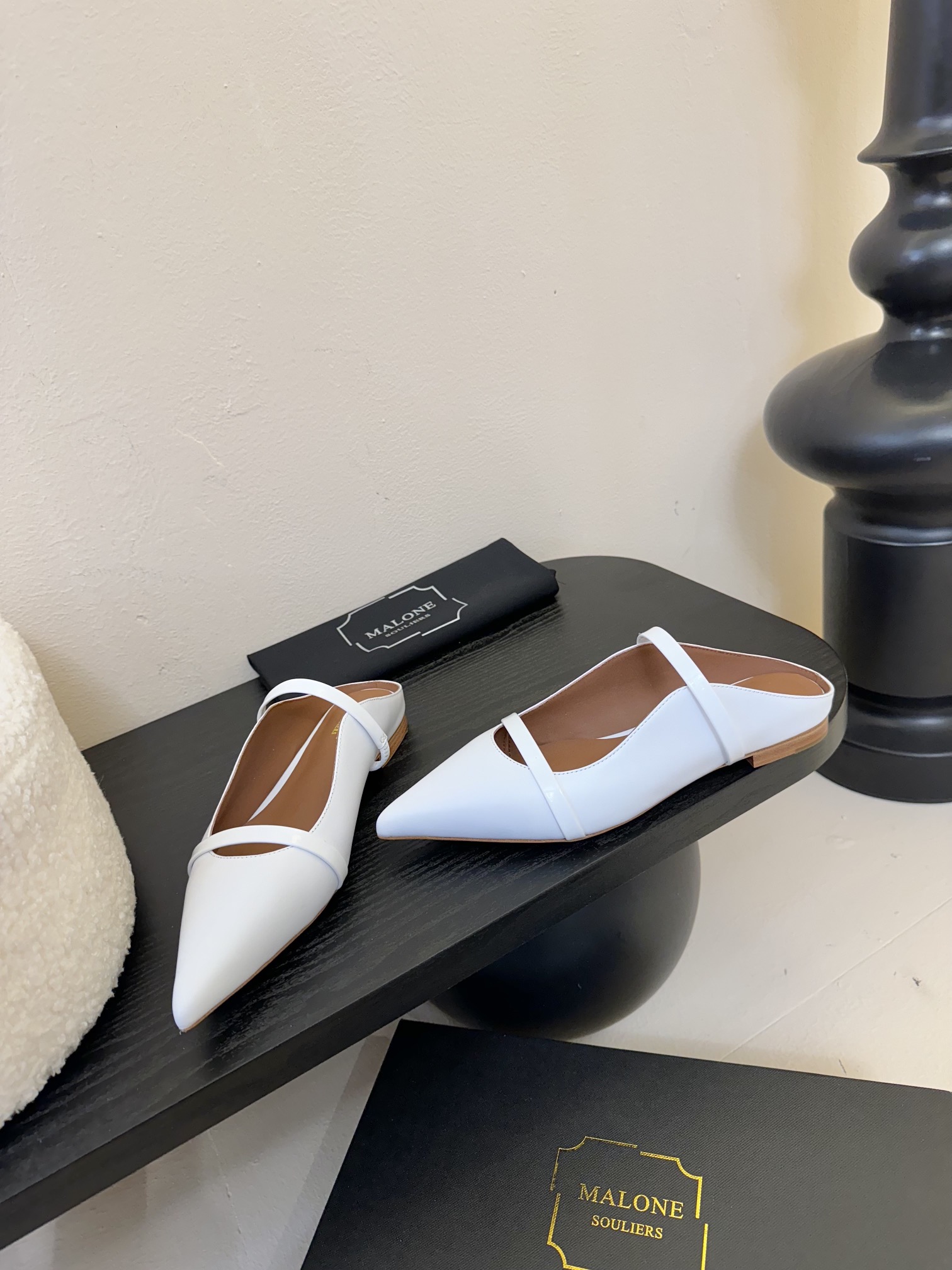 
【Malone Souliers】中跟半拖。喜欢过通混搭不同触感和地质的材料达到一种平的衡感觉。鞋面采