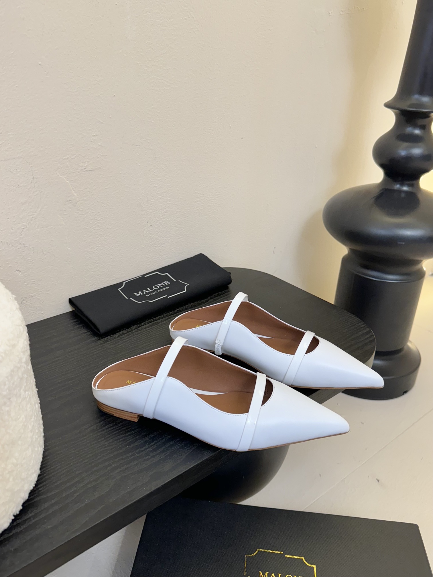 
【Malone Souliers】中跟半拖。喜欢过通混搭不同触感和地质的材料达到一种平的衡感觉。鞋面采