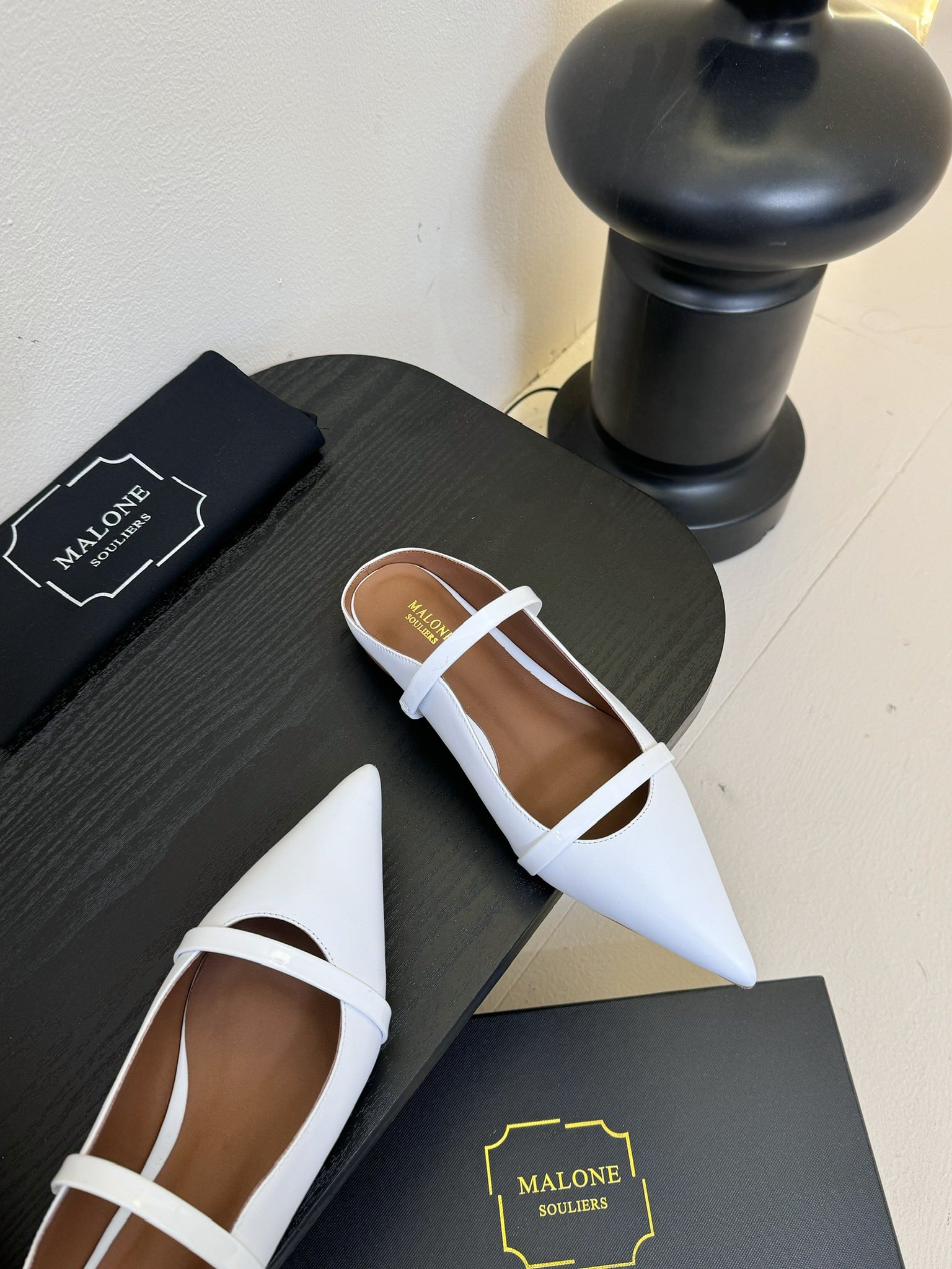 
【Malone Souliers】中跟半拖。喜欢过通混搭不同触感和地质的材料达到一种平的衡感觉。鞋面采