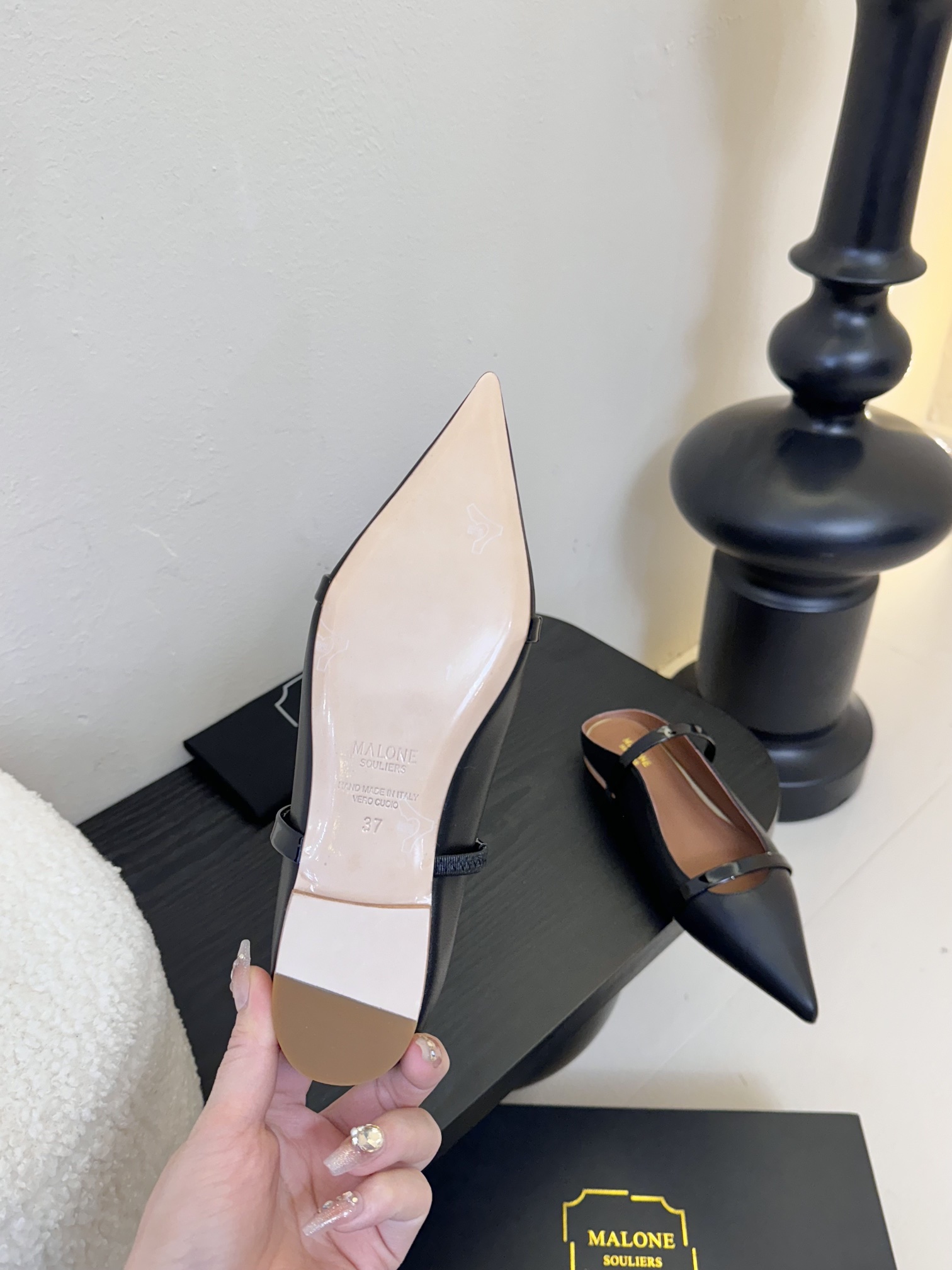 
【Malone Souliers】中跟半拖。喜欢过通混搭不同触感和地质的材料达到一种平的衡感觉。鞋面采