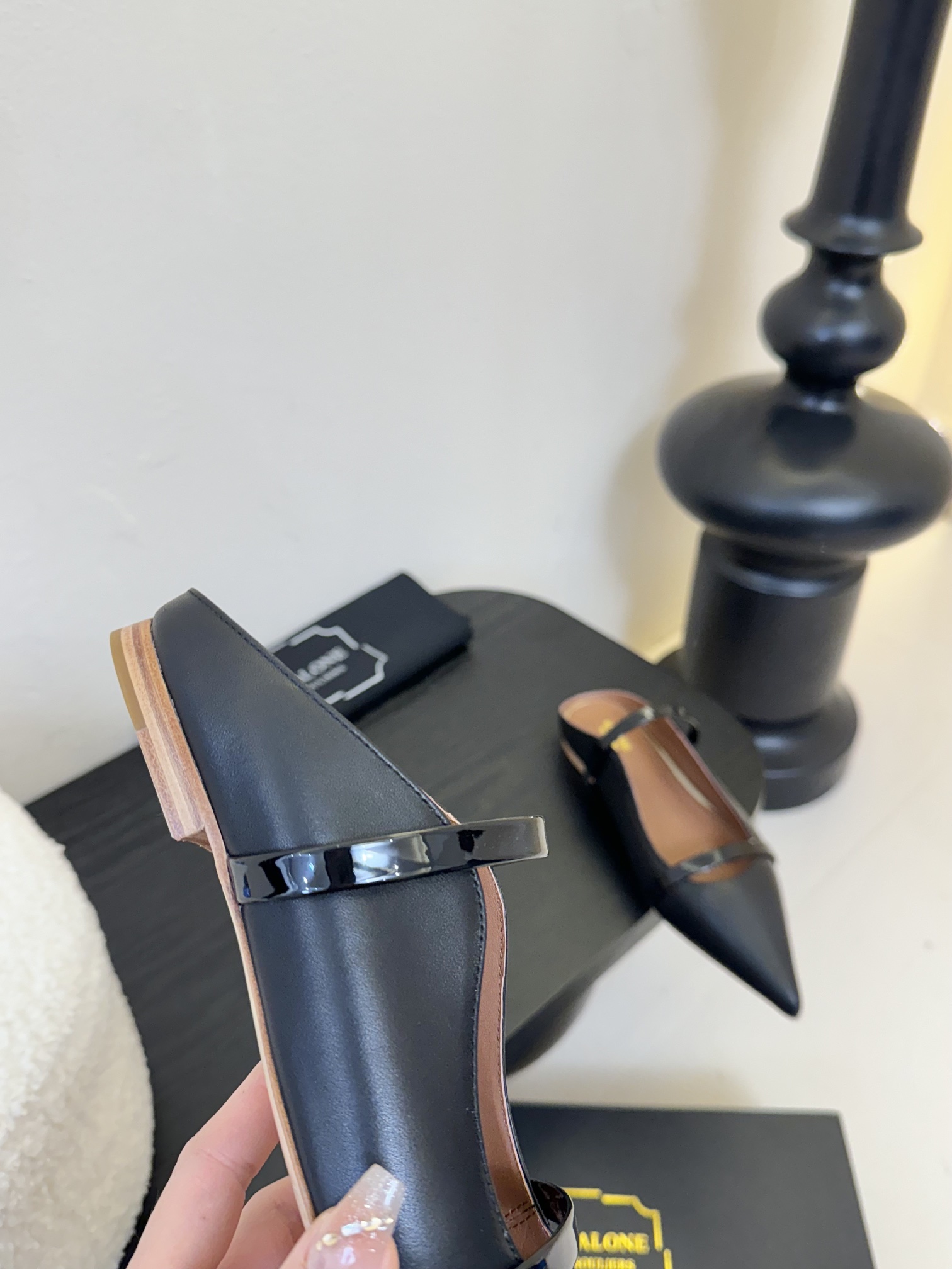 
【Malone Souliers】中跟半拖。喜欢过通混搭不同触感和地质的材料达到一种平的衡感觉。鞋面采