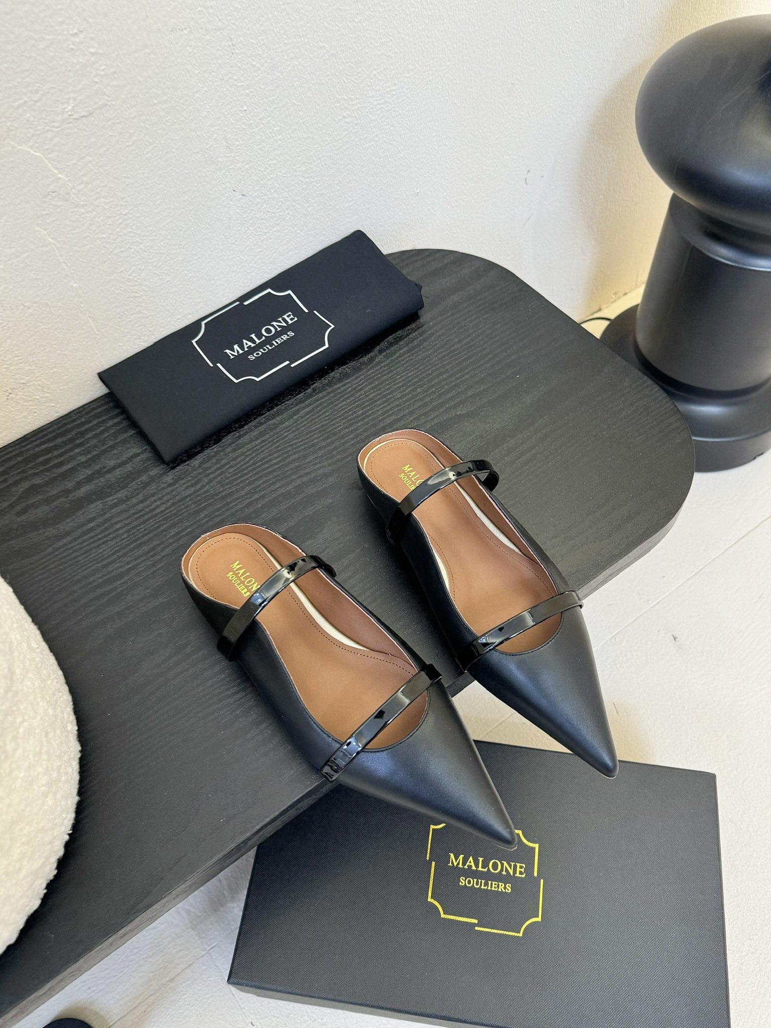 NO:253178,【Malone Souliers】Mid-heel semi-travel. I like to achieve a balanced feeling by mixing and matching materials with different touch and geological textures. The upper uses imported cowhide, sheepskin inner lining, and imported genuine leather soles. Heel height is 8.5cm, size 35-41 (customized and not returned or exchanged), semi-travel, cowhide, sheepskin, Leather soles19860909【Malone Souliers】中跟半拖.喜欢过通混搭不同触感和地质的材料达到一种平的衡感觉.鞋面采用进口牛皮,羊皮内里,进口真皮大底.跟高8.5cm 码数35-41（40、41定制不退换）,半拖,cowhide,sheepskin,Leather soles,Women's Shoes