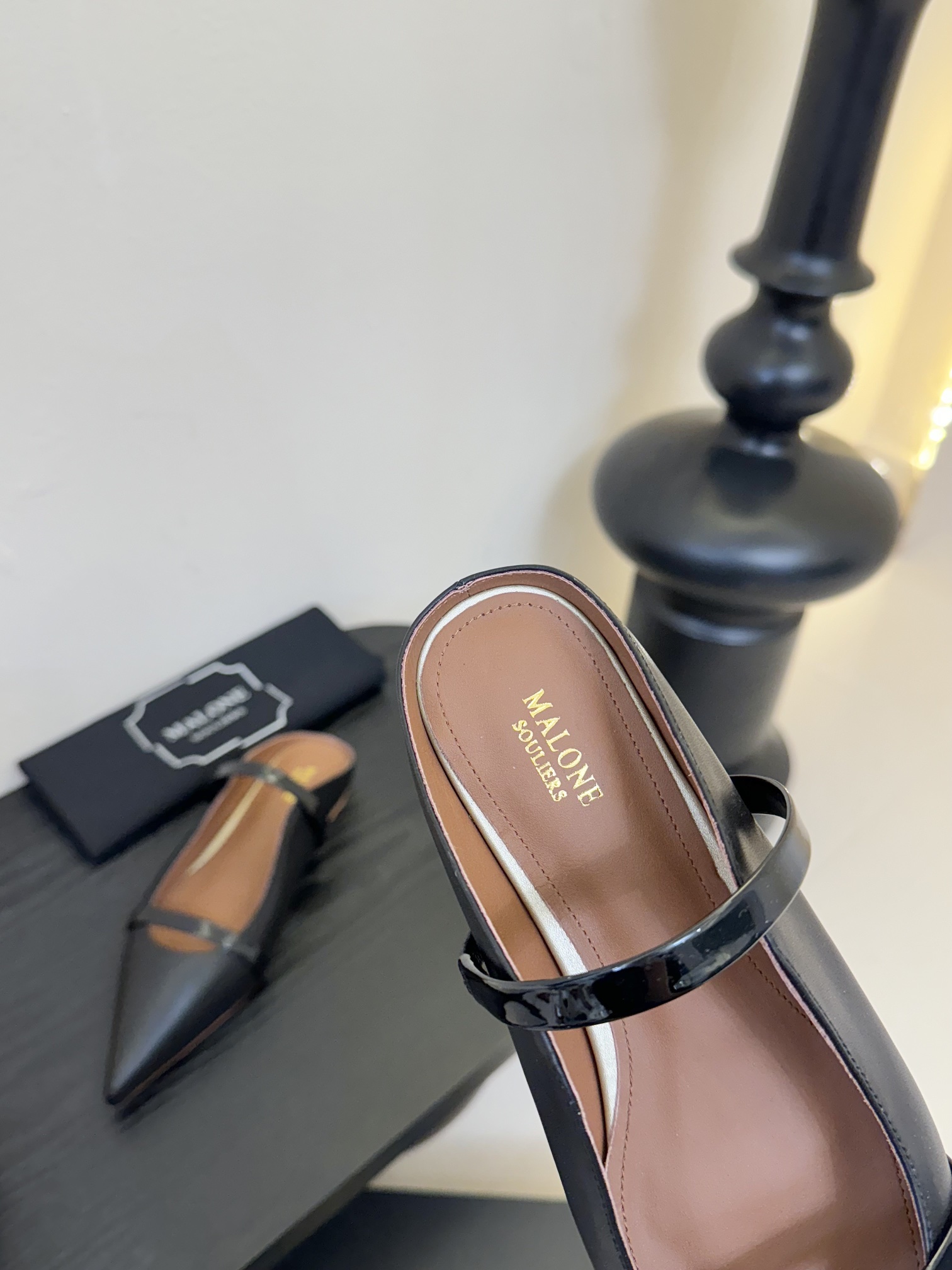 
【Malone Souliers】中跟半拖。喜欢过通混搭不同触感和地质的材料达到一种平的衡感觉。鞋面采