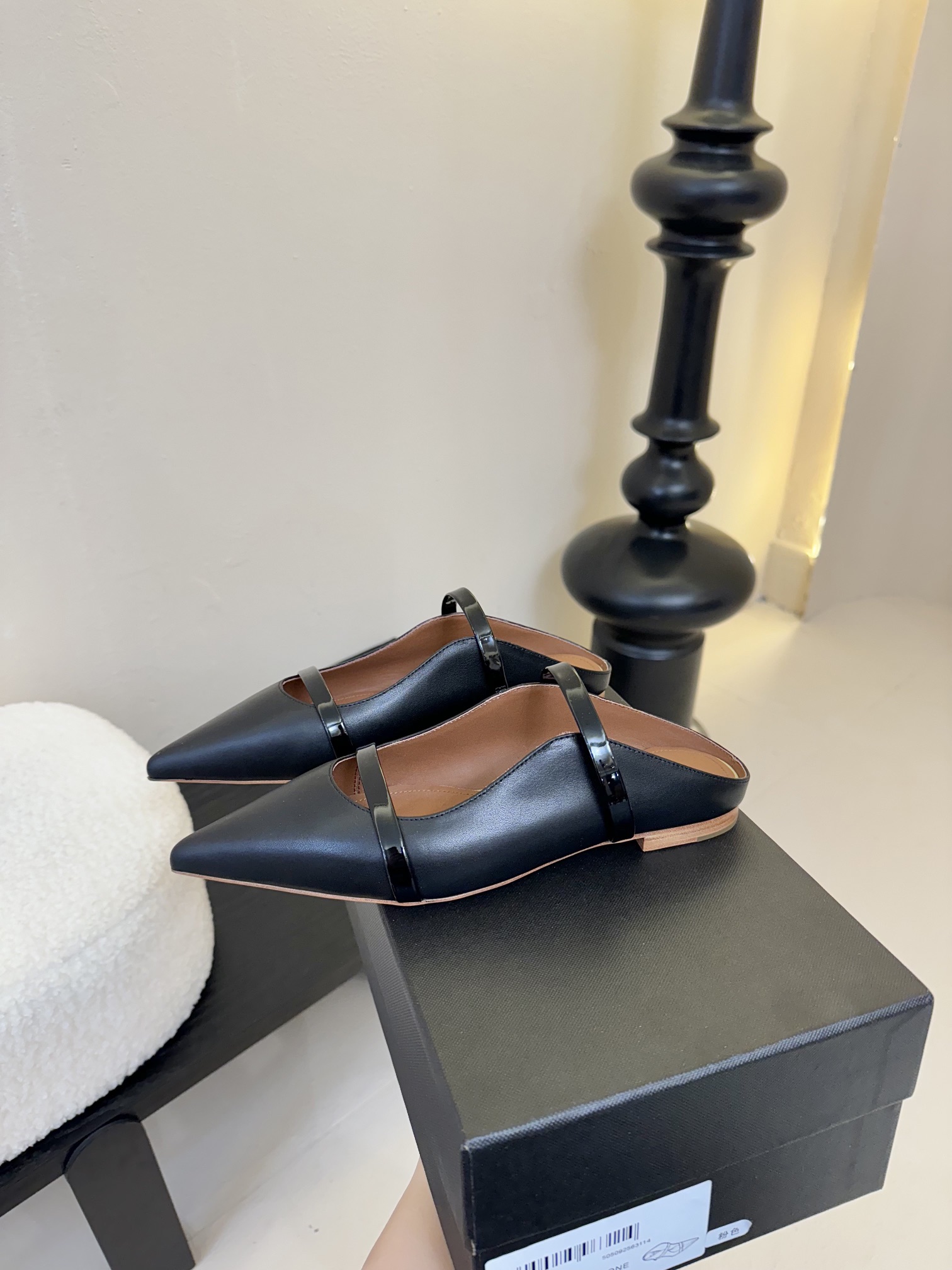 
【Malone Souliers】中跟半拖。喜欢过通混搭不同触感和地质的材料达到一种平的衡感觉。鞋面采