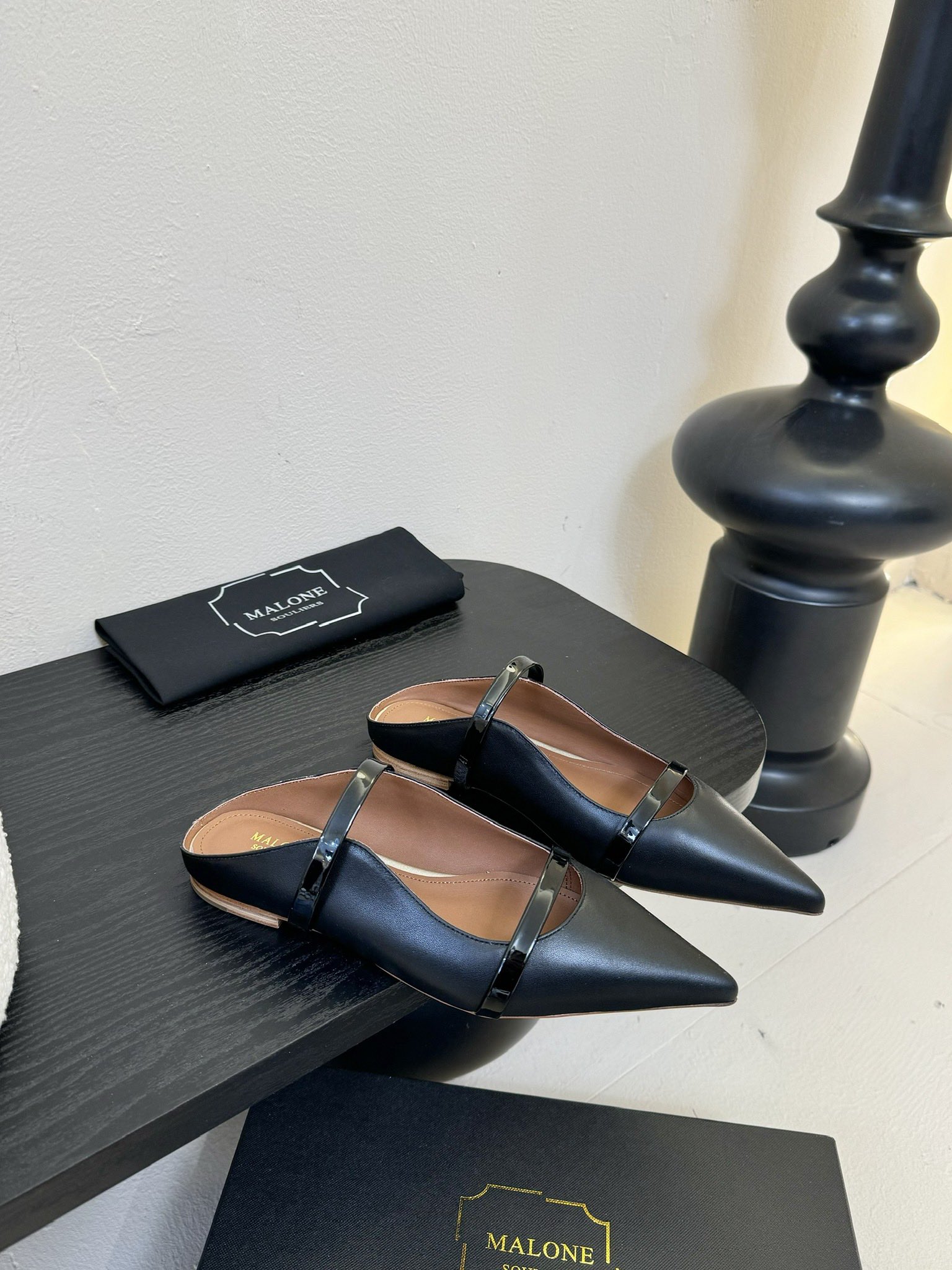 
【Malone Souliers】中跟半拖。喜欢过通混搭不同触感和地质的材料达到一种平的衡感觉。鞋面采