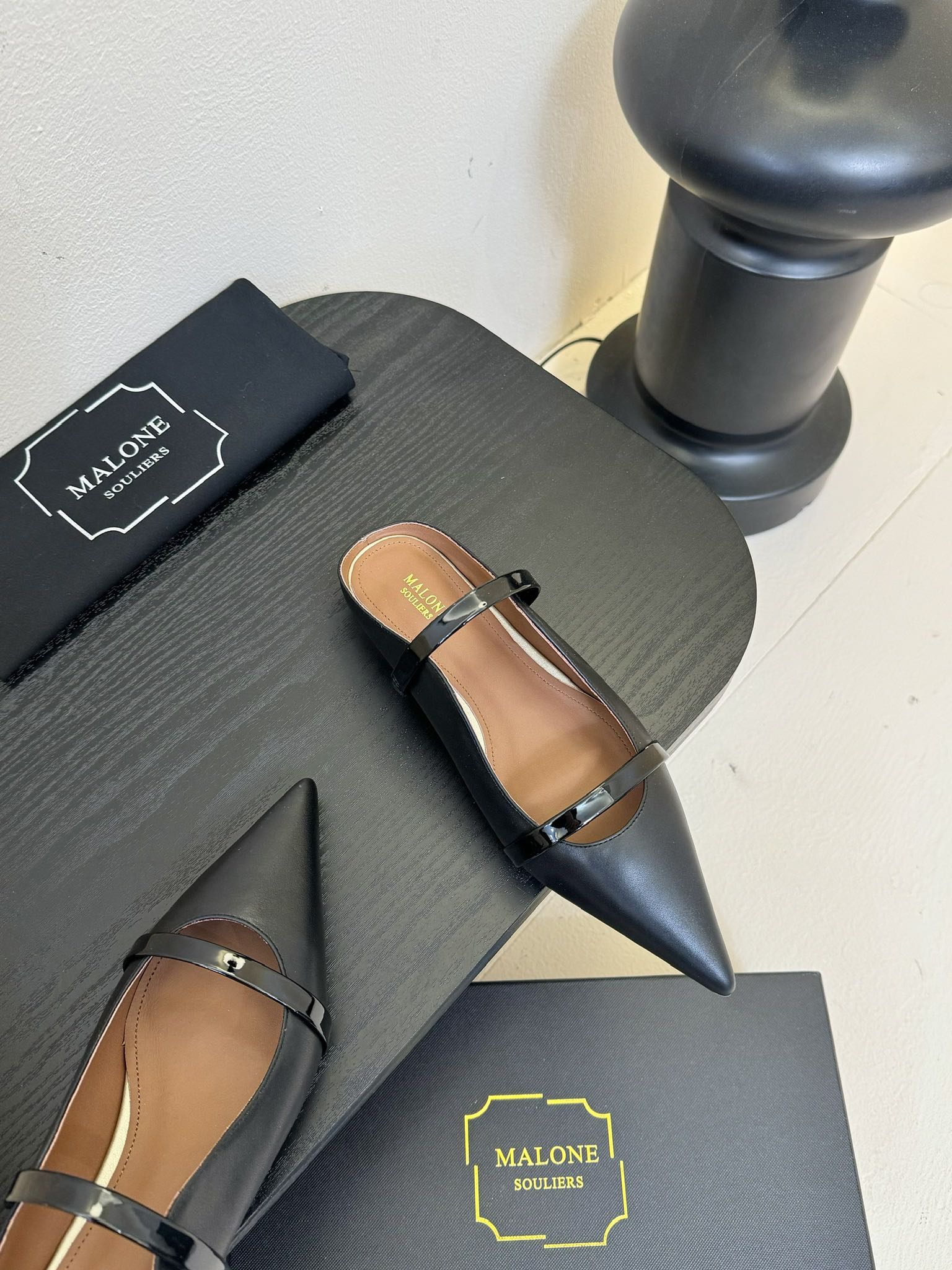 
【Malone Souliers】中跟半拖。喜欢过通混搭不同触感和地质的材料达到一种平的衡感觉。鞋面采