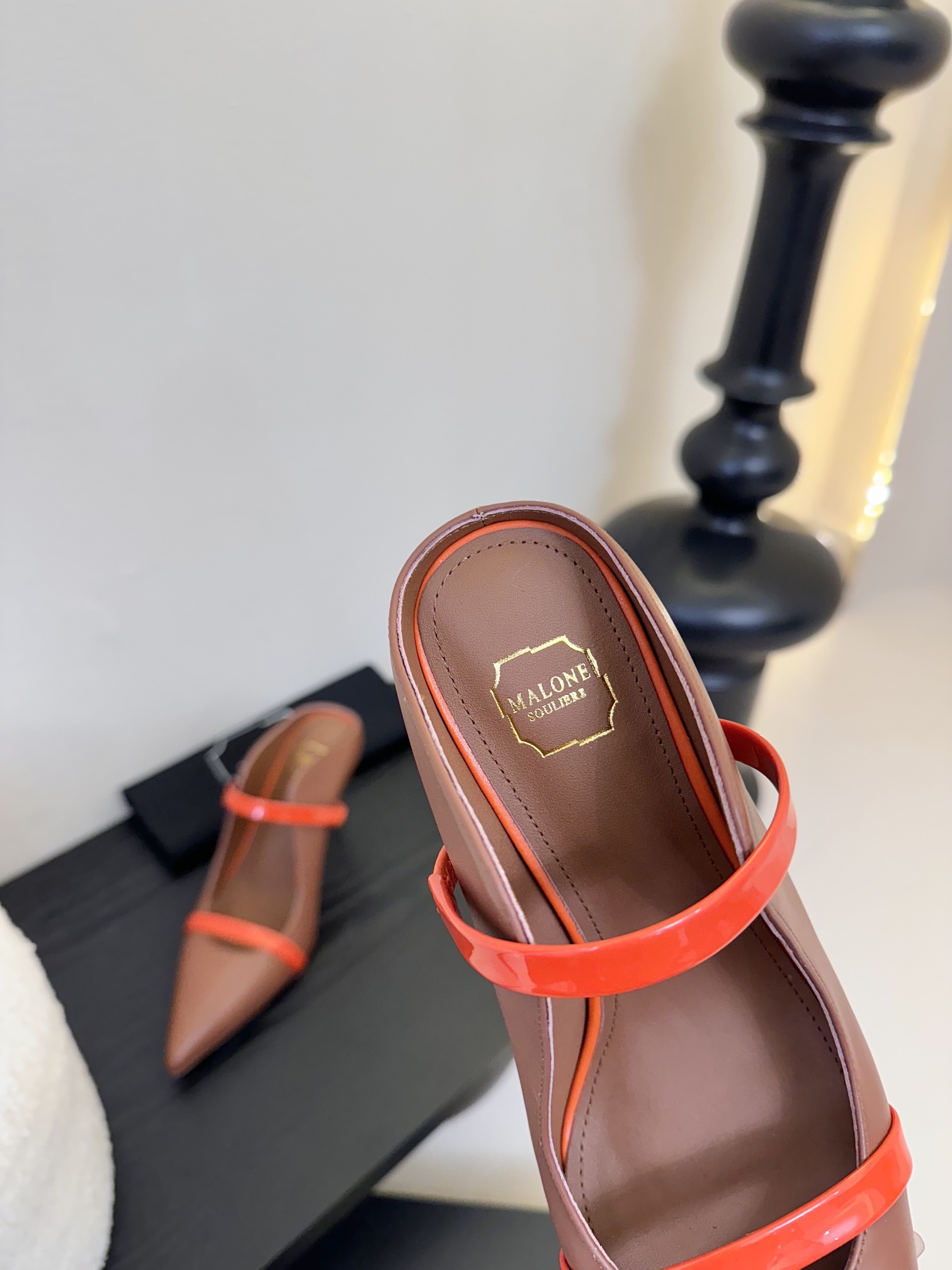 
【Malone Souliers】中跟半拖。喜欢过通混搭不同触感和地质的材料达到一种平的衡感觉。鞋面采