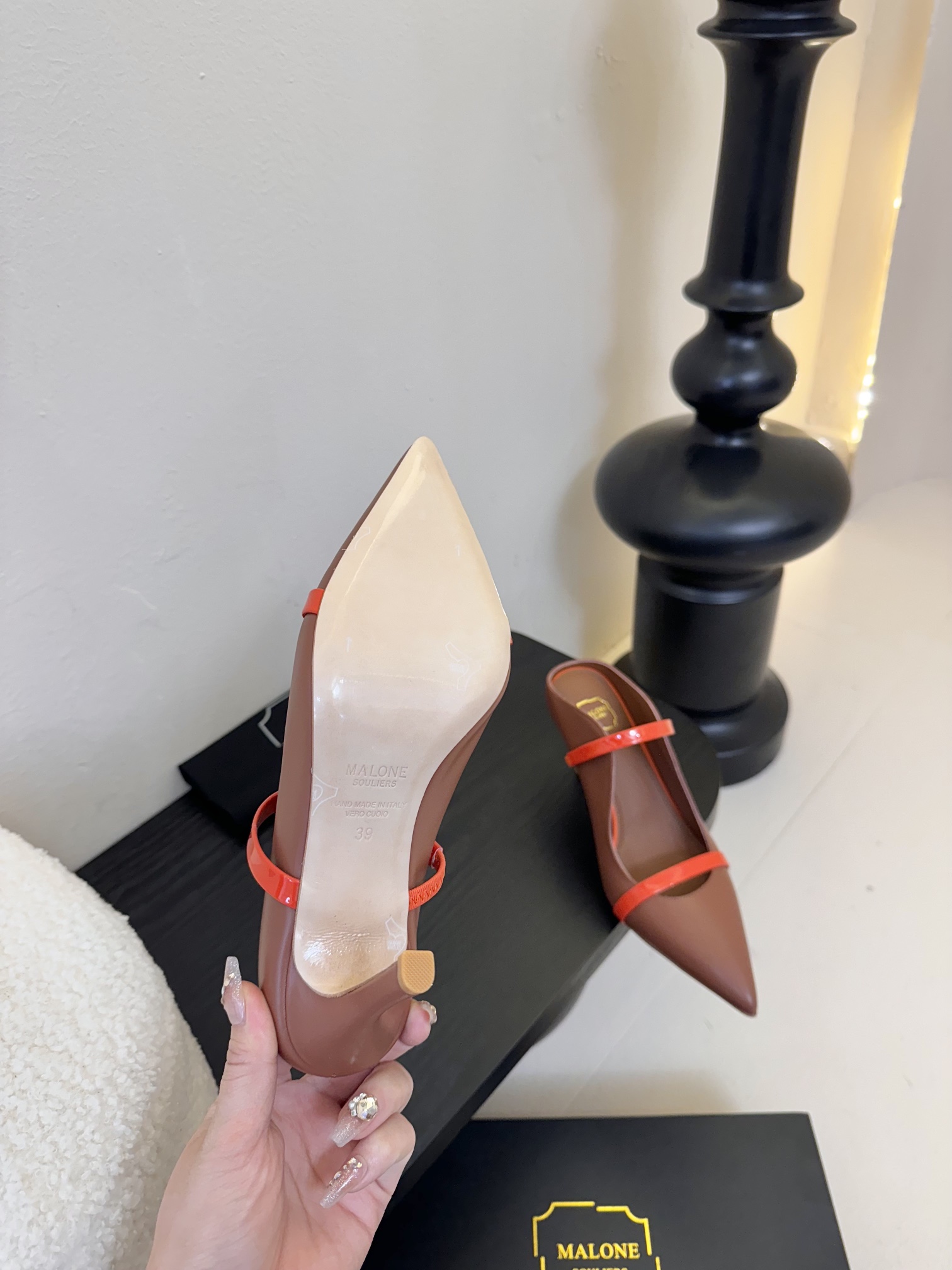 
【Malone Souliers】中跟半拖。喜欢过通混搭不同触感和地质的材料达到一种平的衡感觉。鞋面采