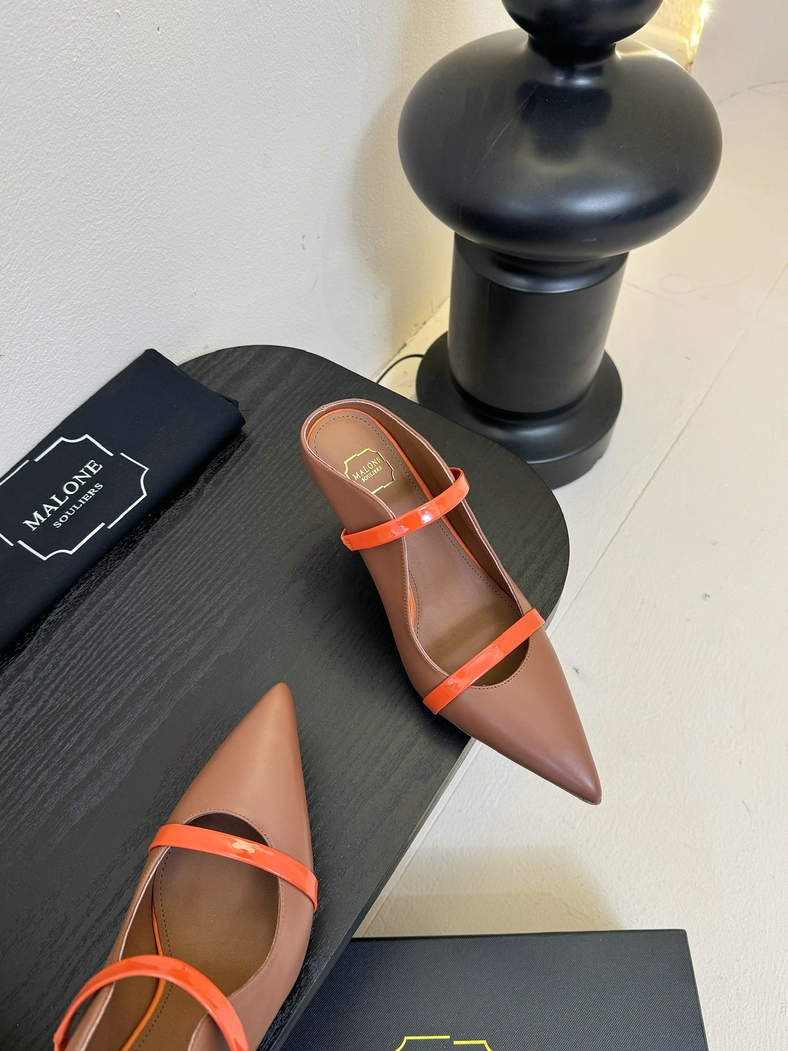 
【Malone Souliers】中跟半拖。喜欢过通混搭不同触感和地质的材料达到一种平的衡感觉。鞋面采