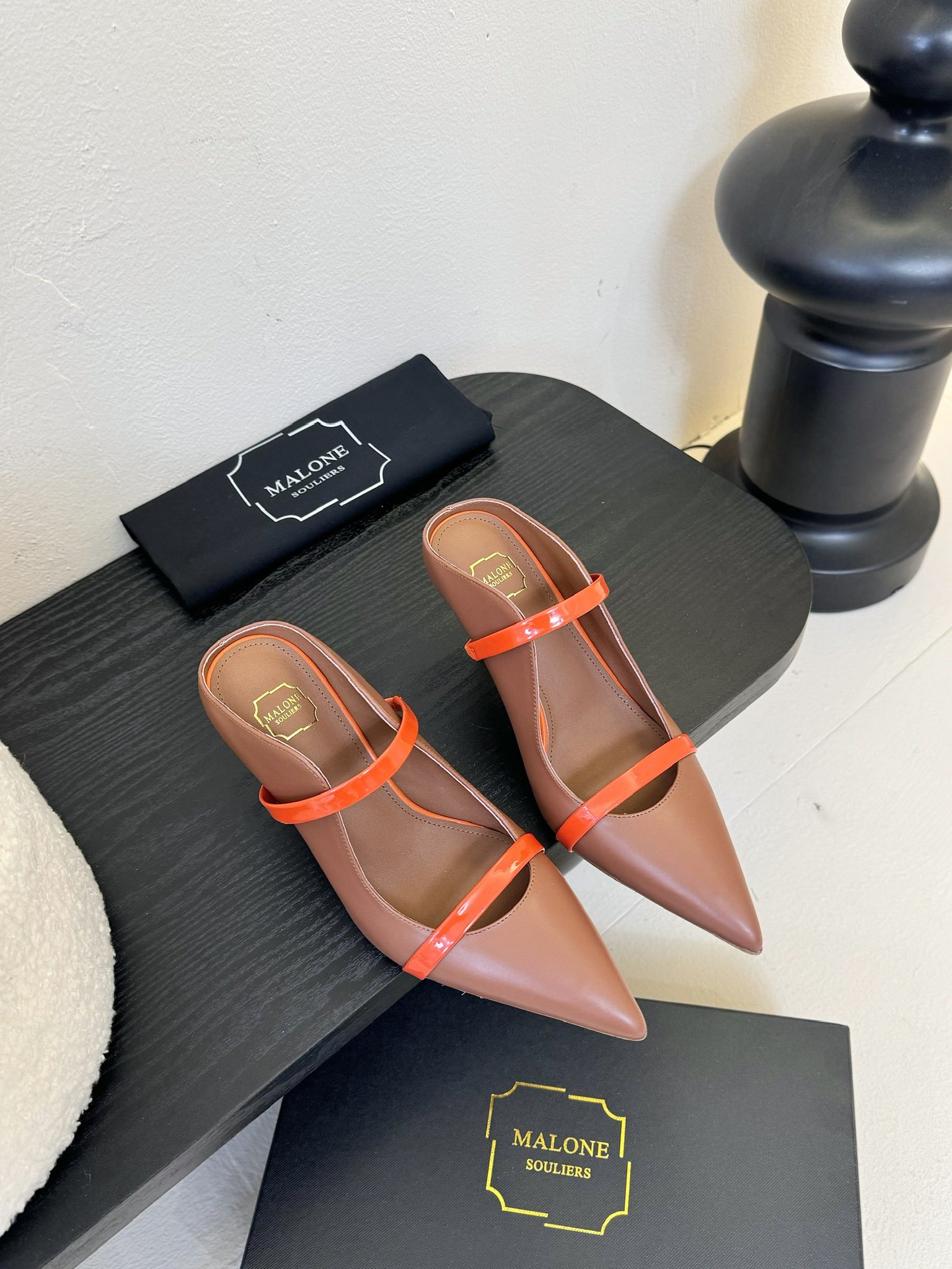 
【Malone Souliers】中跟半拖。喜欢过通混搭不同触感和地质的材料达到一种平的衡感觉。鞋面采