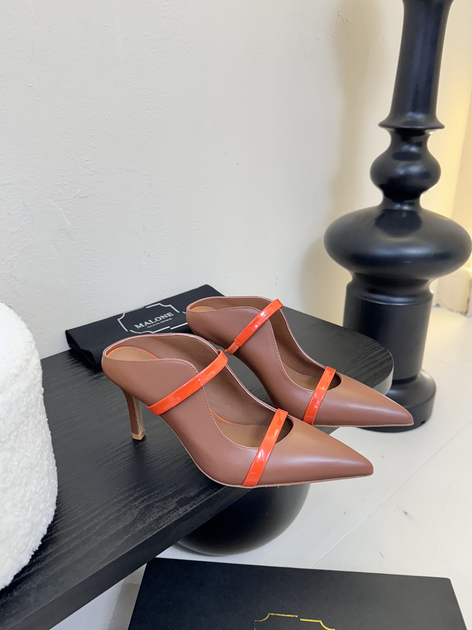 
【Malone Souliers】中跟半拖。喜欢过通混搭不同触感和地质的材料达到一种平的衡感觉。鞋面采