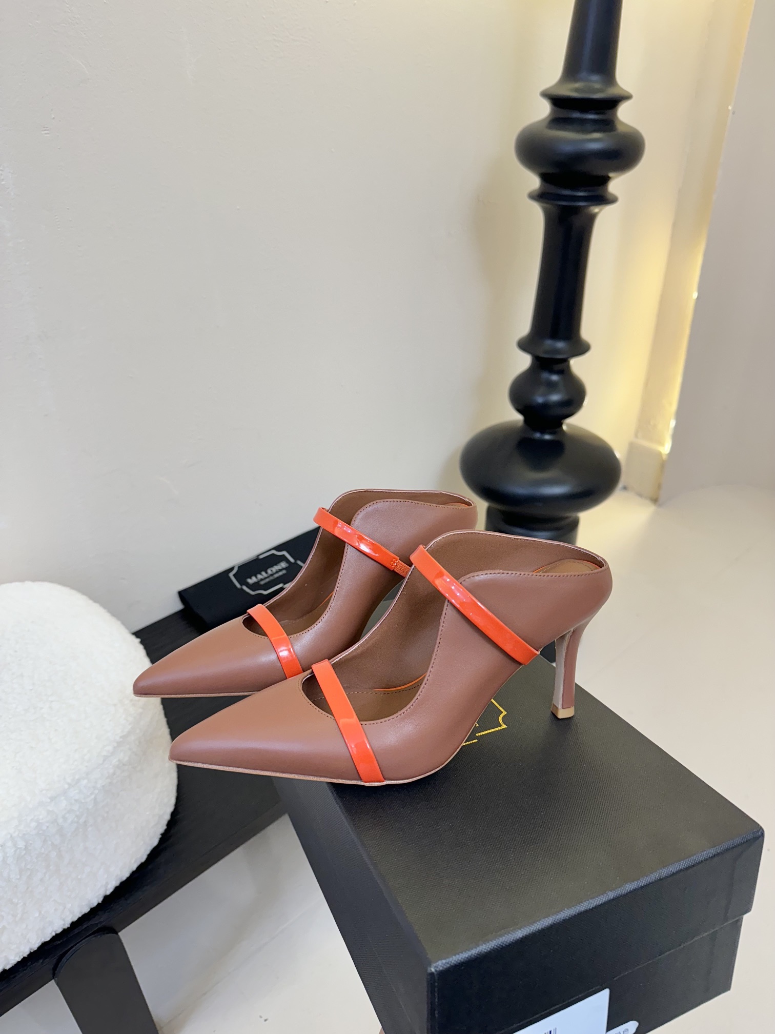 
【Malone Souliers】中跟半拖。喜欢过通混搭不同触感和地质的材料达到一种平的衡感觉。鞋面采