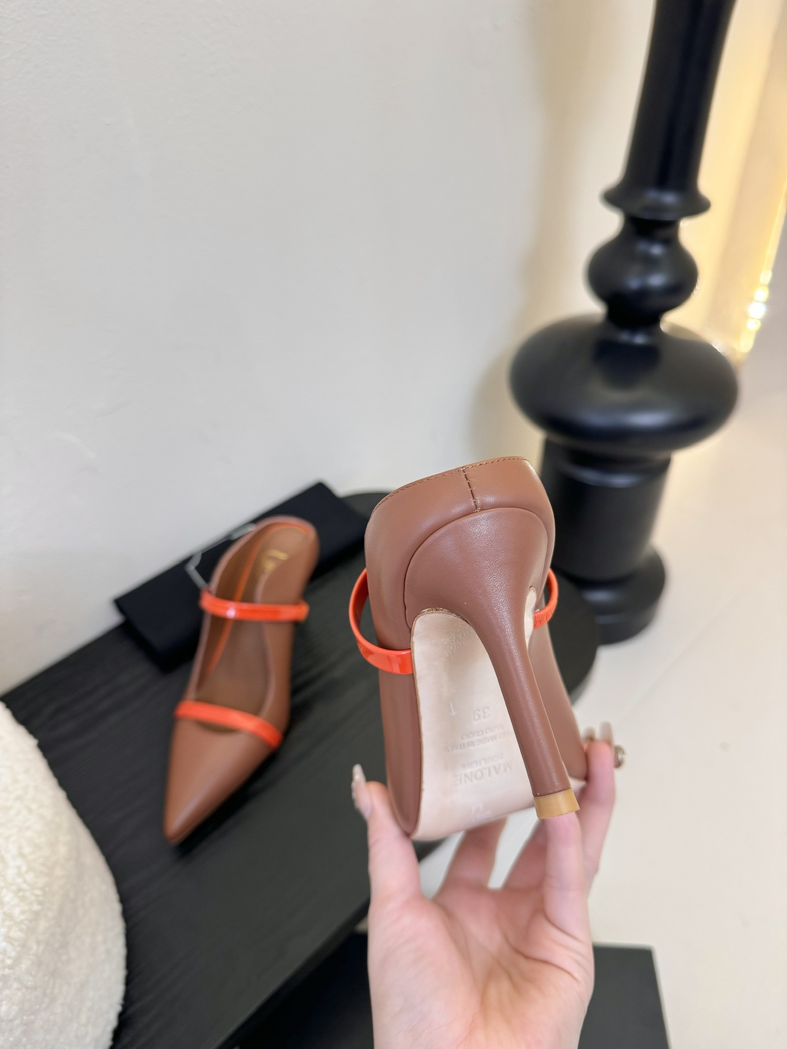 
【Malone Souliers】中跟半拖。喜欢过通混搭不同触感和地质的材料达到一种平的衡感觉。鞋面采