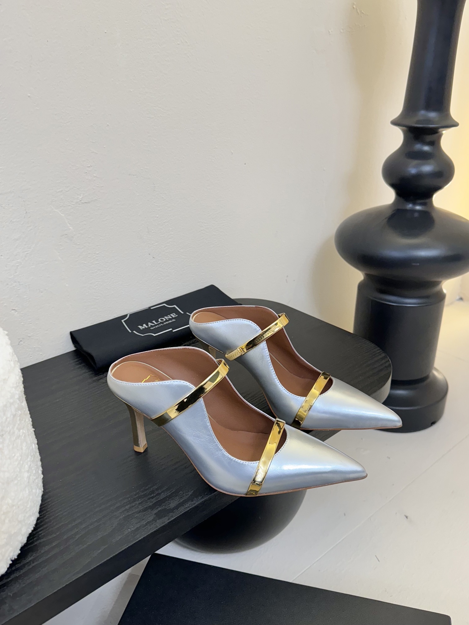 
【Malone Souliers】中跟半拖。喜欢过通混搭不同触感和地质的材料达到一种平的衡感觉。鞋面采