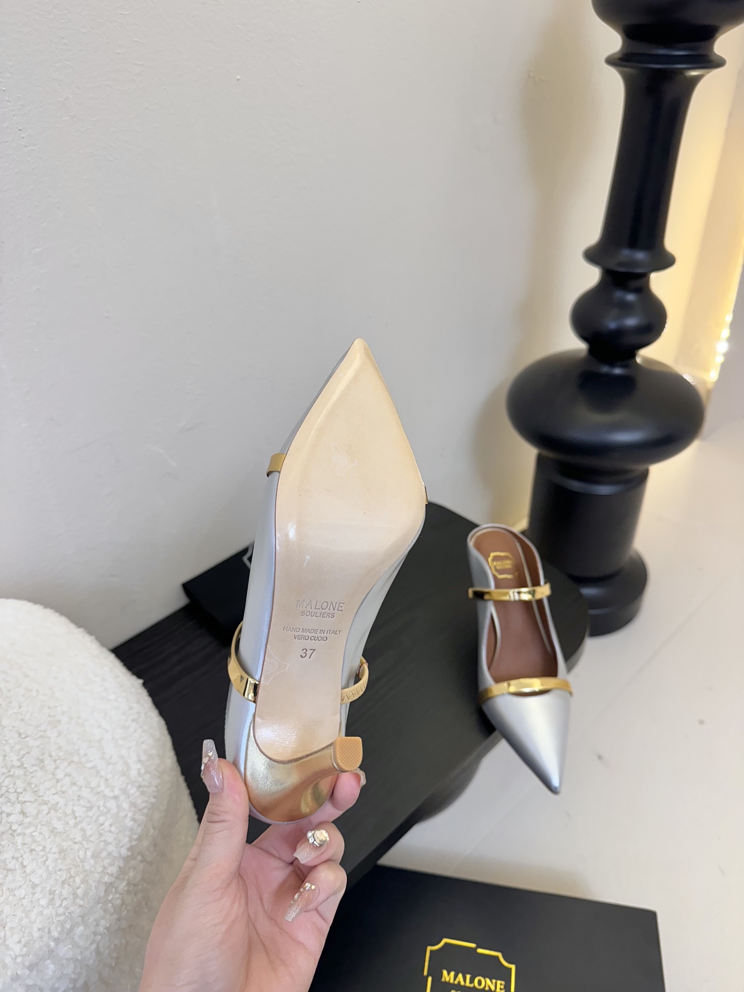 
【Malone Souliers】中跟半拖。喜欢过通混搭不同触感和地质的材料达到一种平的衡感觉。鞋面采