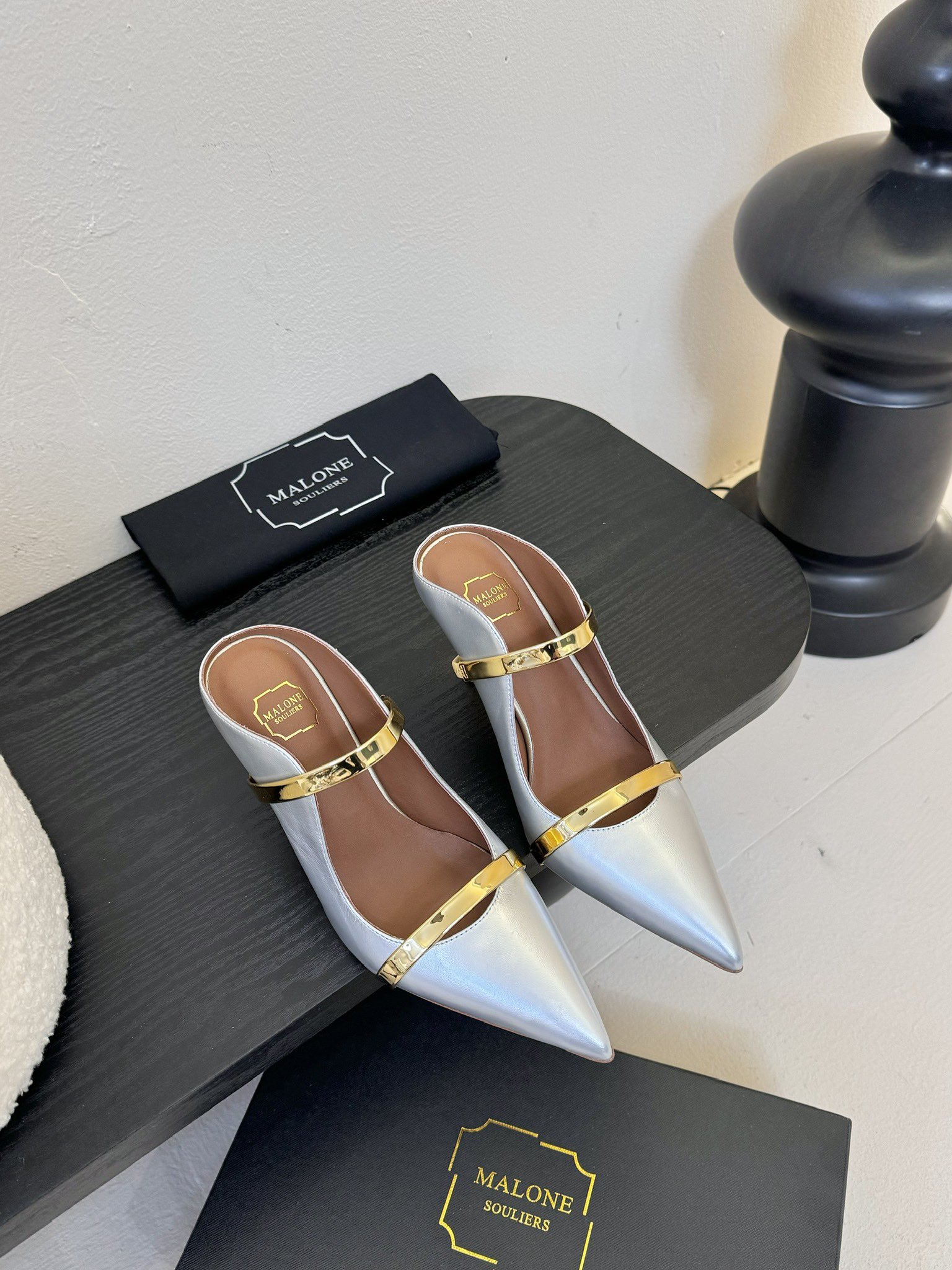 
【Malone Souliers】中跟半拖。喜欢过通混搭不同触感和地质的材料达到一种平的衡感觉。鞋面采