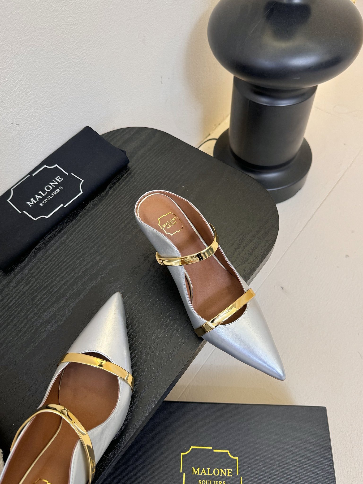 
【Malone Souliers】中跟半拖。喜欢过通混搭不同触感和地质的材料达到一种平的衡感觉。鞋面采