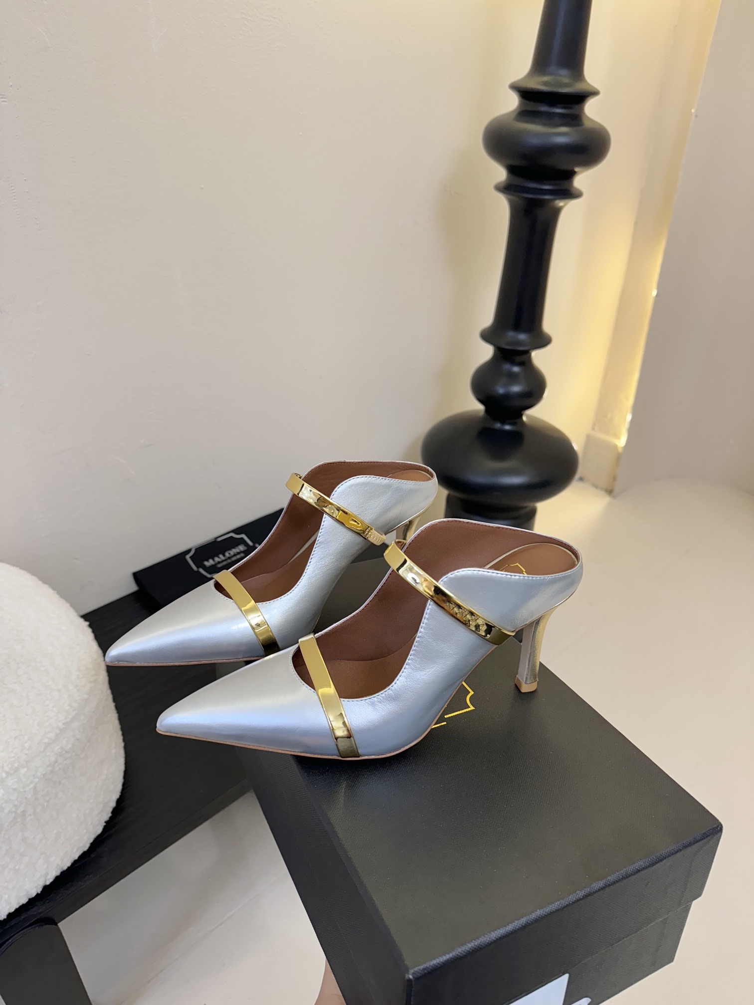 
【Malone Souliers】中跟半拖。喜欢过通混搭不同触感和地质的材料达到一种平的衡感觉。鞋面采