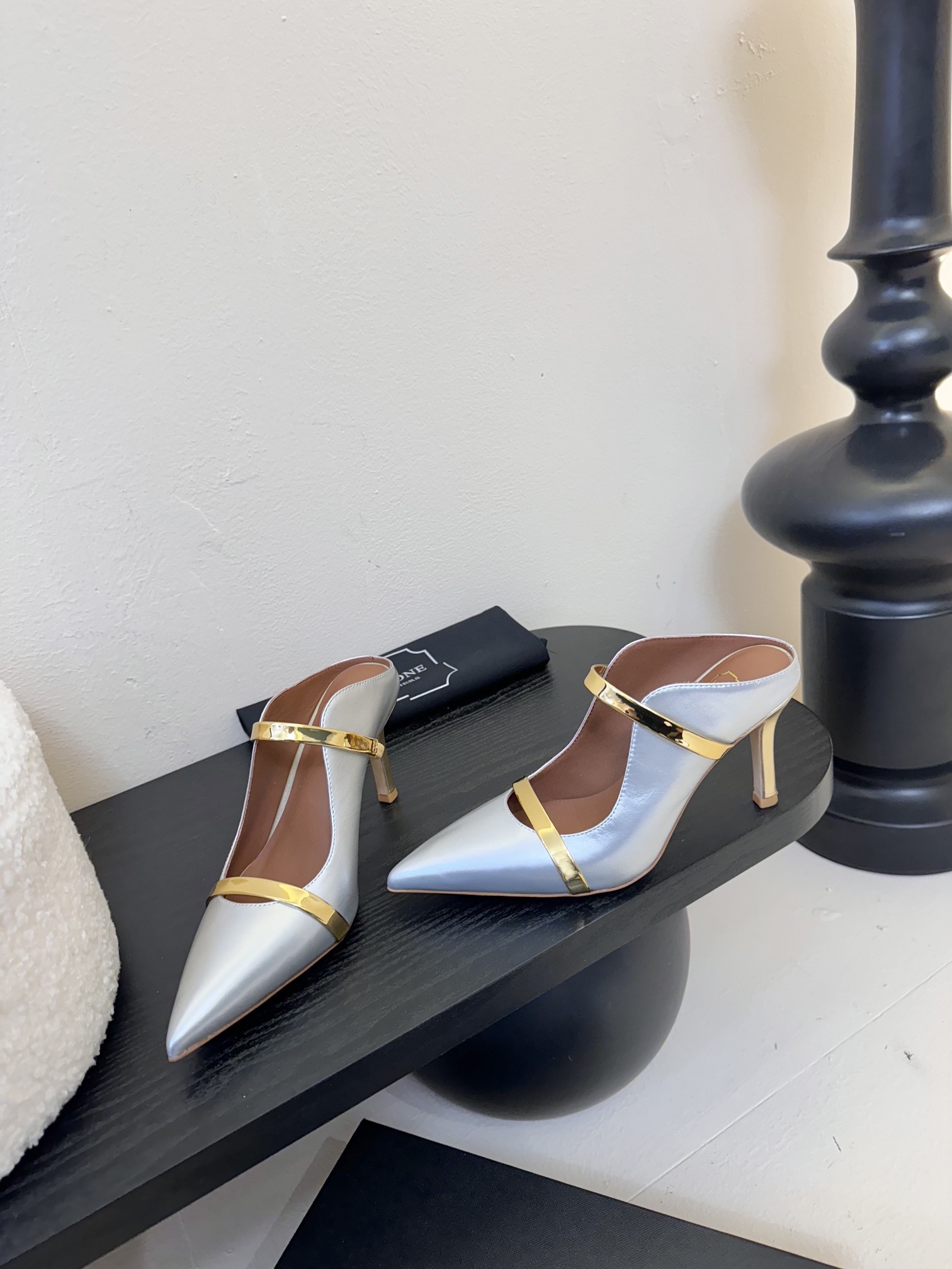 
【Malone Souliers】中跟半拖。喜欢过通混搭不同触感和地质的材料达到一种平的衡感觉。鞋面采