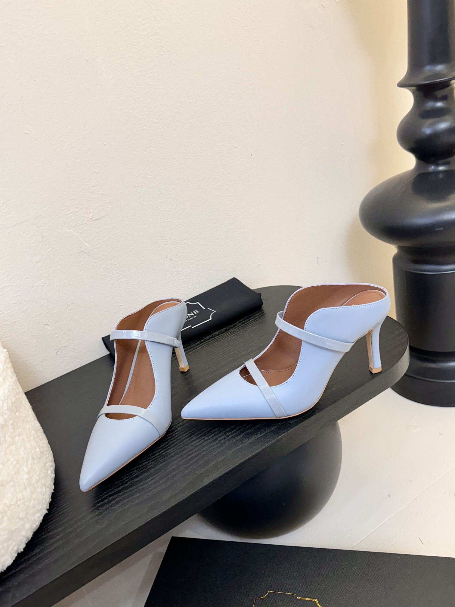 
【Malone Souliers】中跟半拖。喜欢过通混搭不同触感和地质的材料达到一种平的衡感觉。鞋面采