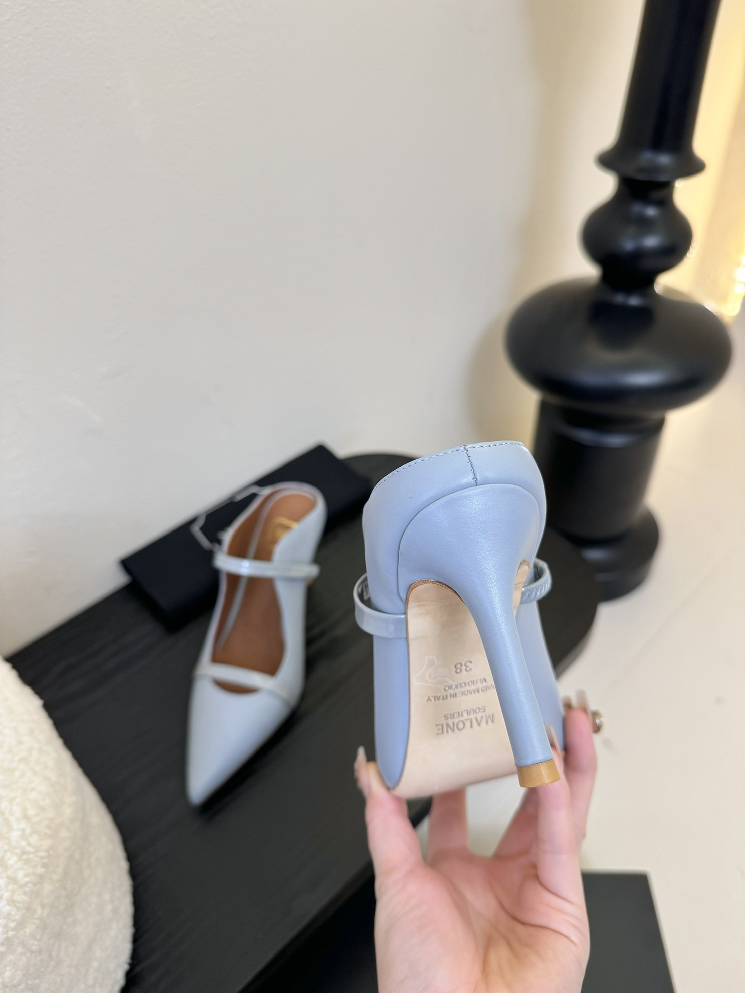 
【Malone Souliers】中跟半拖。喜欢过通混搭不同触感和地质的材料达到一种平的衡感觉。鞋面采