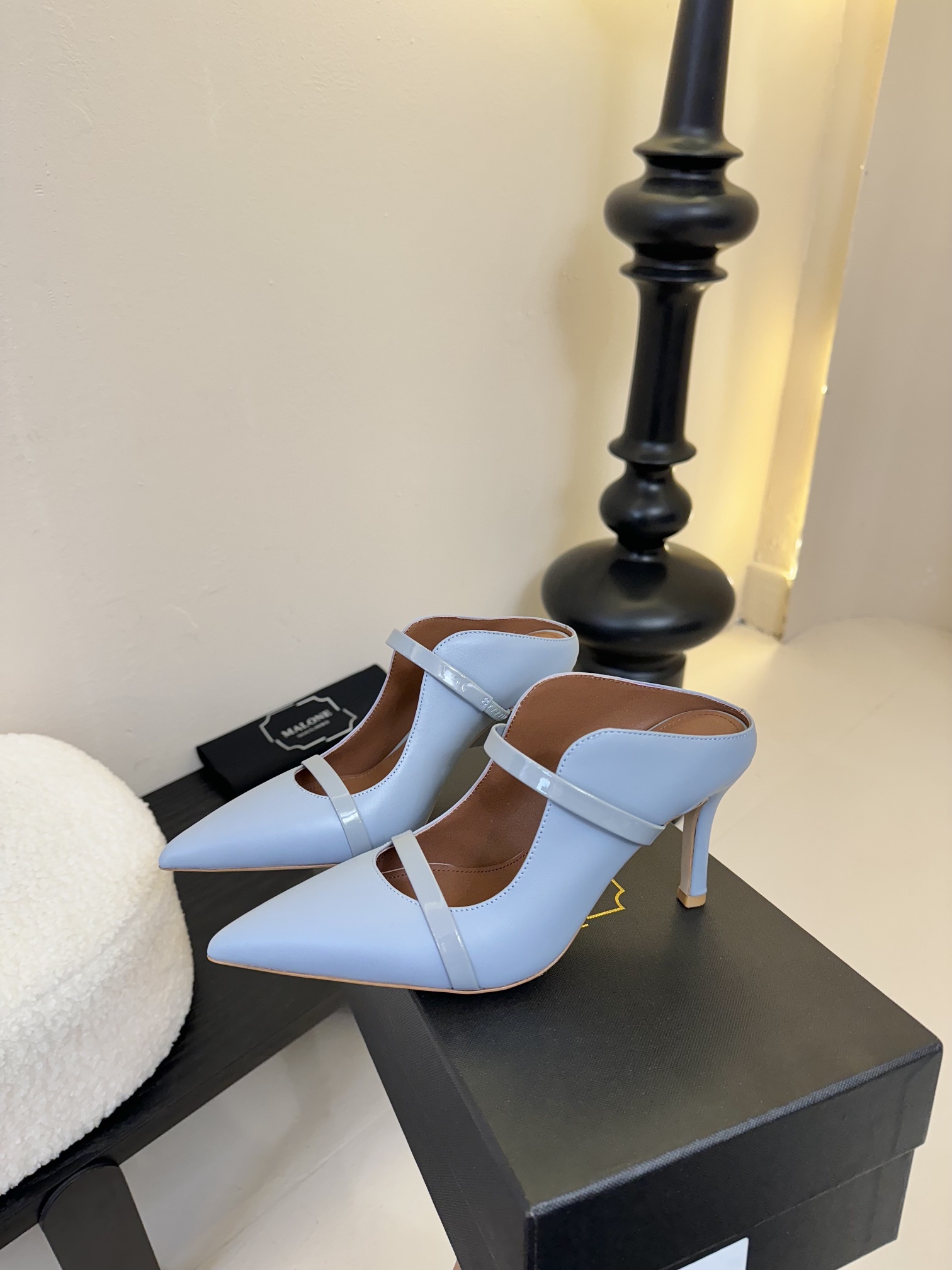 
【Malone Souliers】中跟半拖。喜欢过通混搭不同触感和地质的材料达到一种平的衡感觉。鞋面采