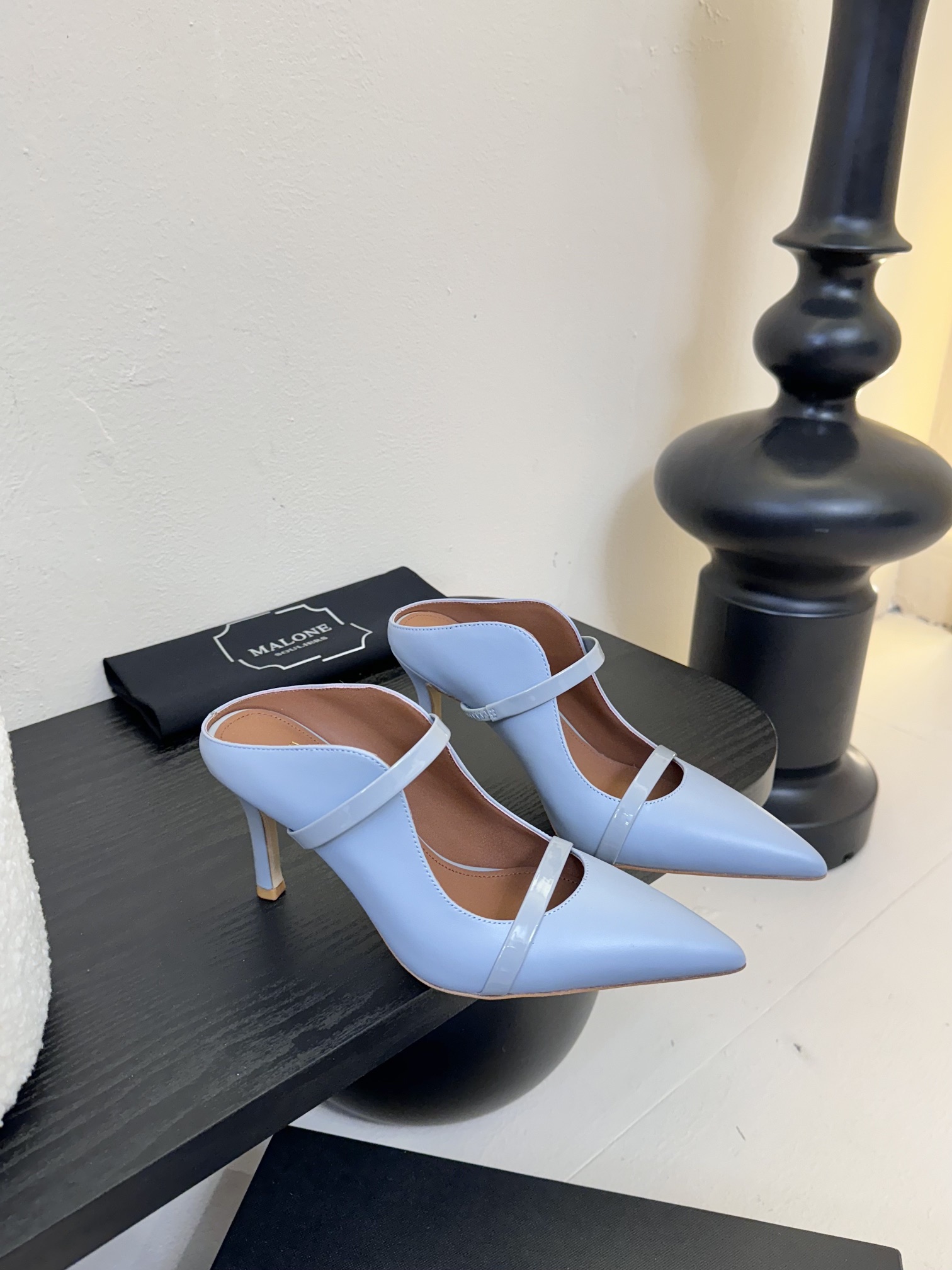 
【Malone Souliers】中跟半拖。喜欢过通混搭不同触感和地质的材料达到一种平的衡感觉。鞋面采