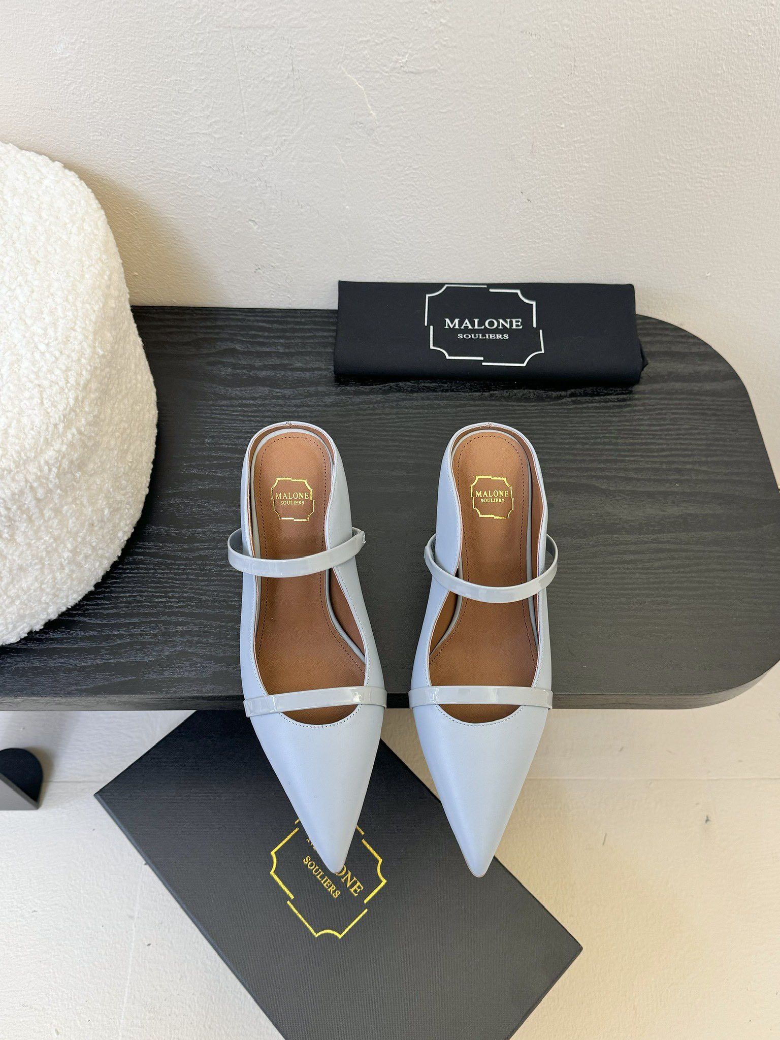 
【Malone Souliers】中跟半拖。喜欢过通混搭不同触感和地质的材料达到一种平的衡感觉。鞋面采