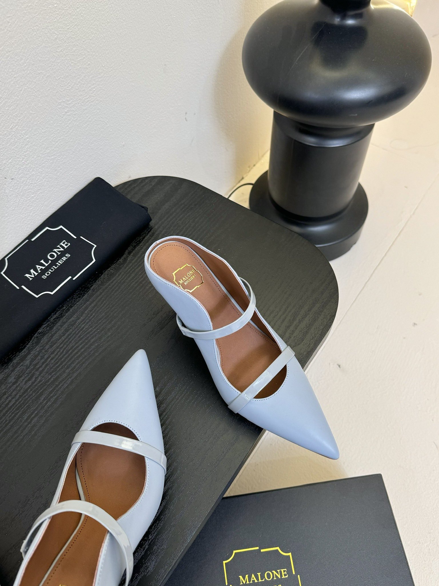 
【Malone Souliers】中跟半拖。喜欢过通混搭不同触感和地质的材料达到一种平的衡感觉。鞋面采