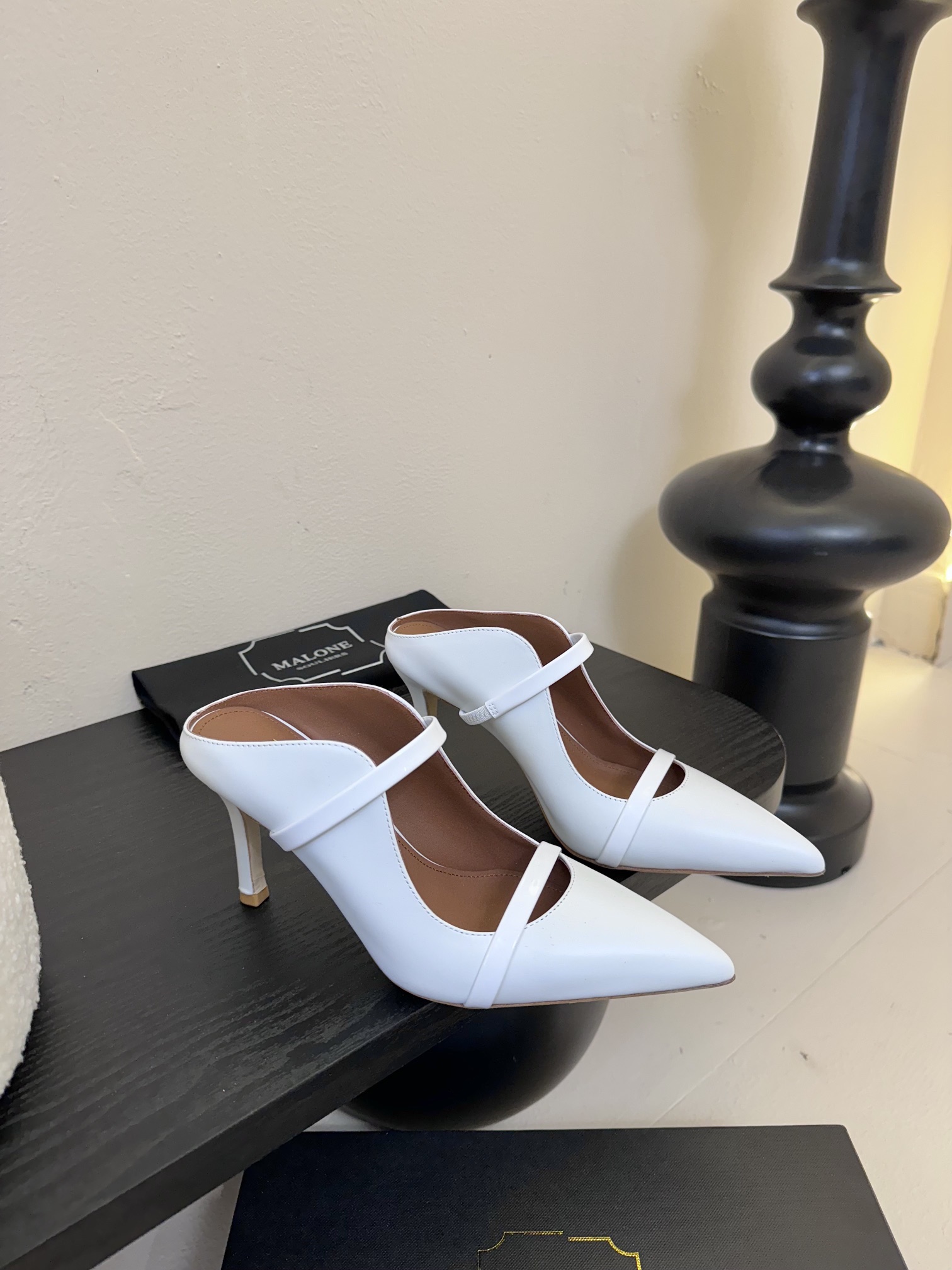 
【Malone Souliers】中跟半拖。喜欢过通混搭不同触感和地质的材料达到一种平的衡感觉。鞋面采