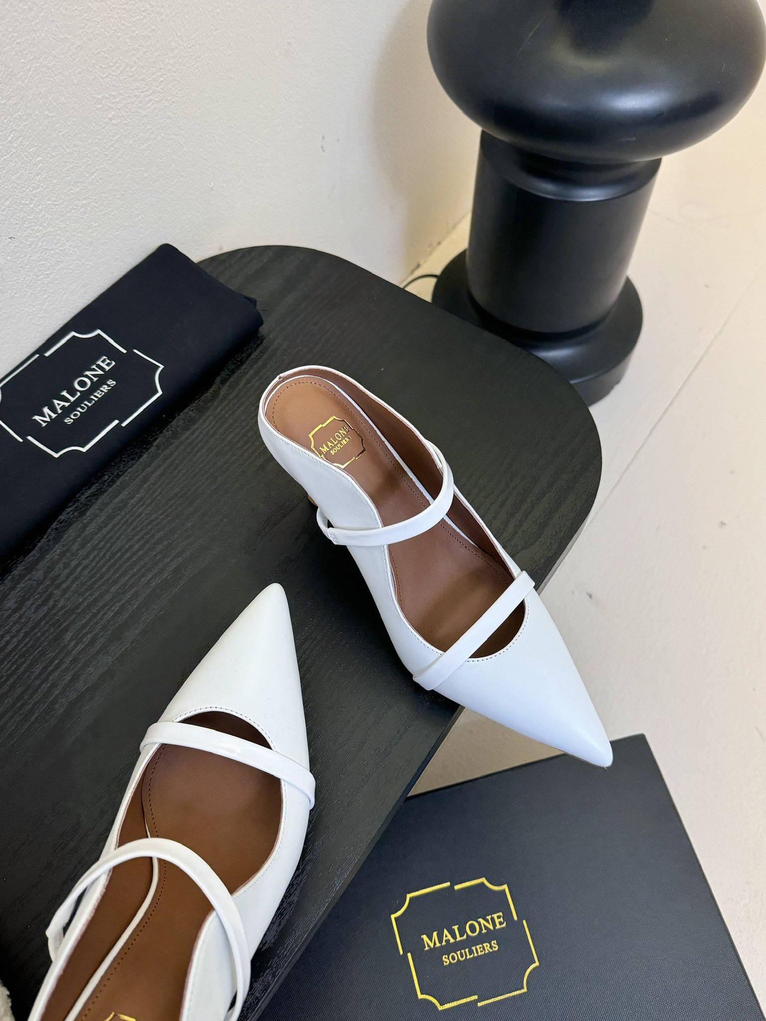 
【Malone Souliers】中跟半拖。喜欢过通混搭不同触感和地质的材料达到一种平的衡感觉。鞋面采