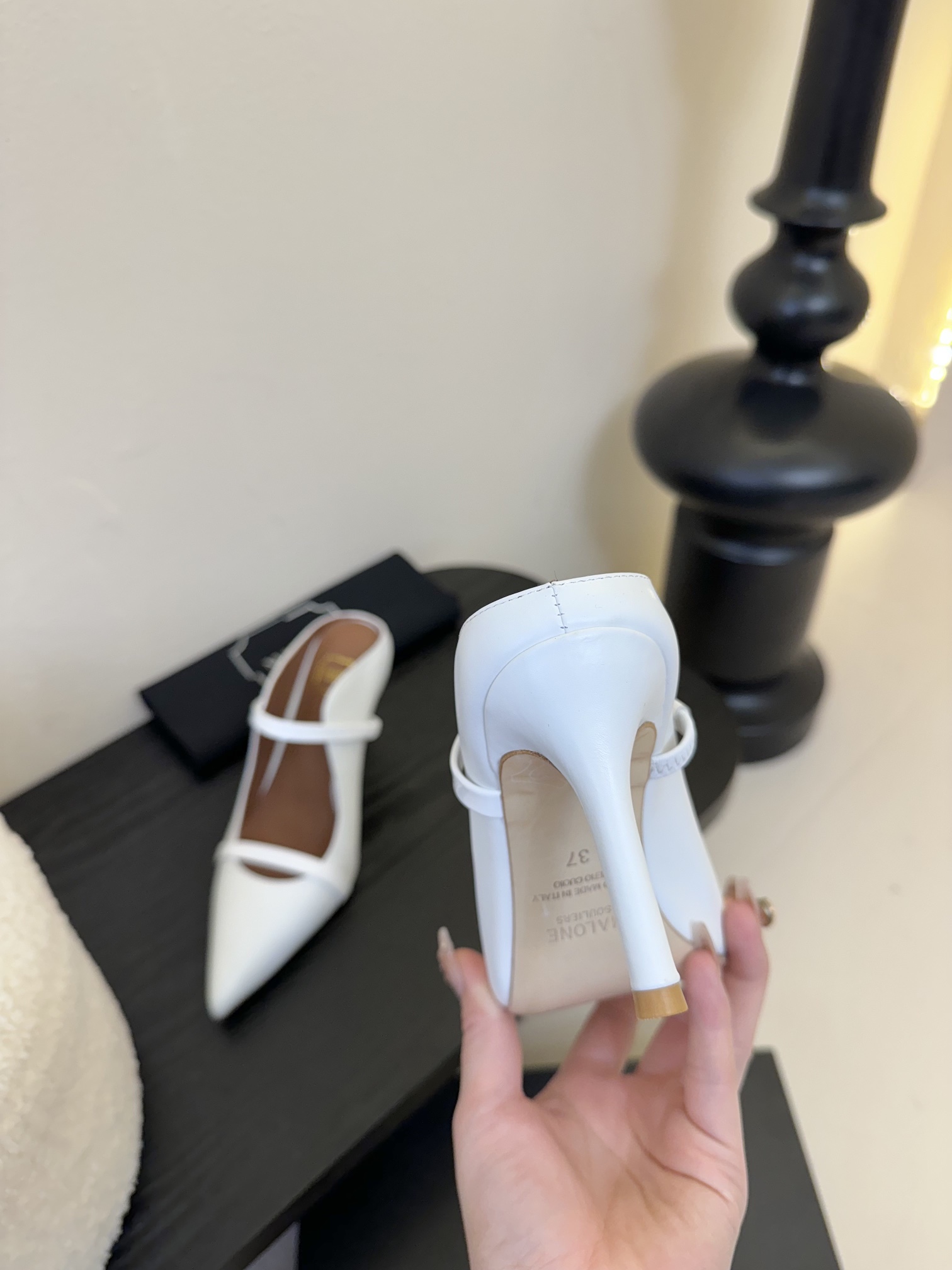 
【Malone Souliers】中跟半拖。喜欢过通混搭不同触感和地质的材料达到一种平的衡感觉。鞋面采