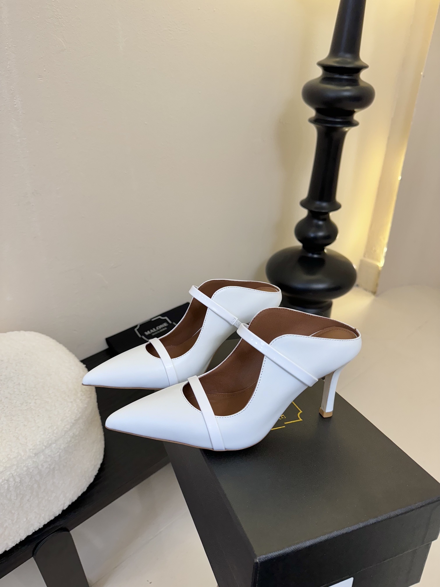 
【Malone Souliers】中跟半拖。喜欢过通混搭不同触感和地质的材料达到一种平的衡感觉。鞋面采