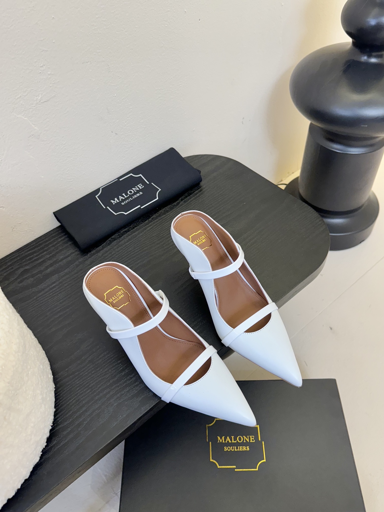 
【Malone Souliers】中跟半拖。喜欢过通混搭不同触感和地质的材料达到一种平的衡感觉。鞋面采